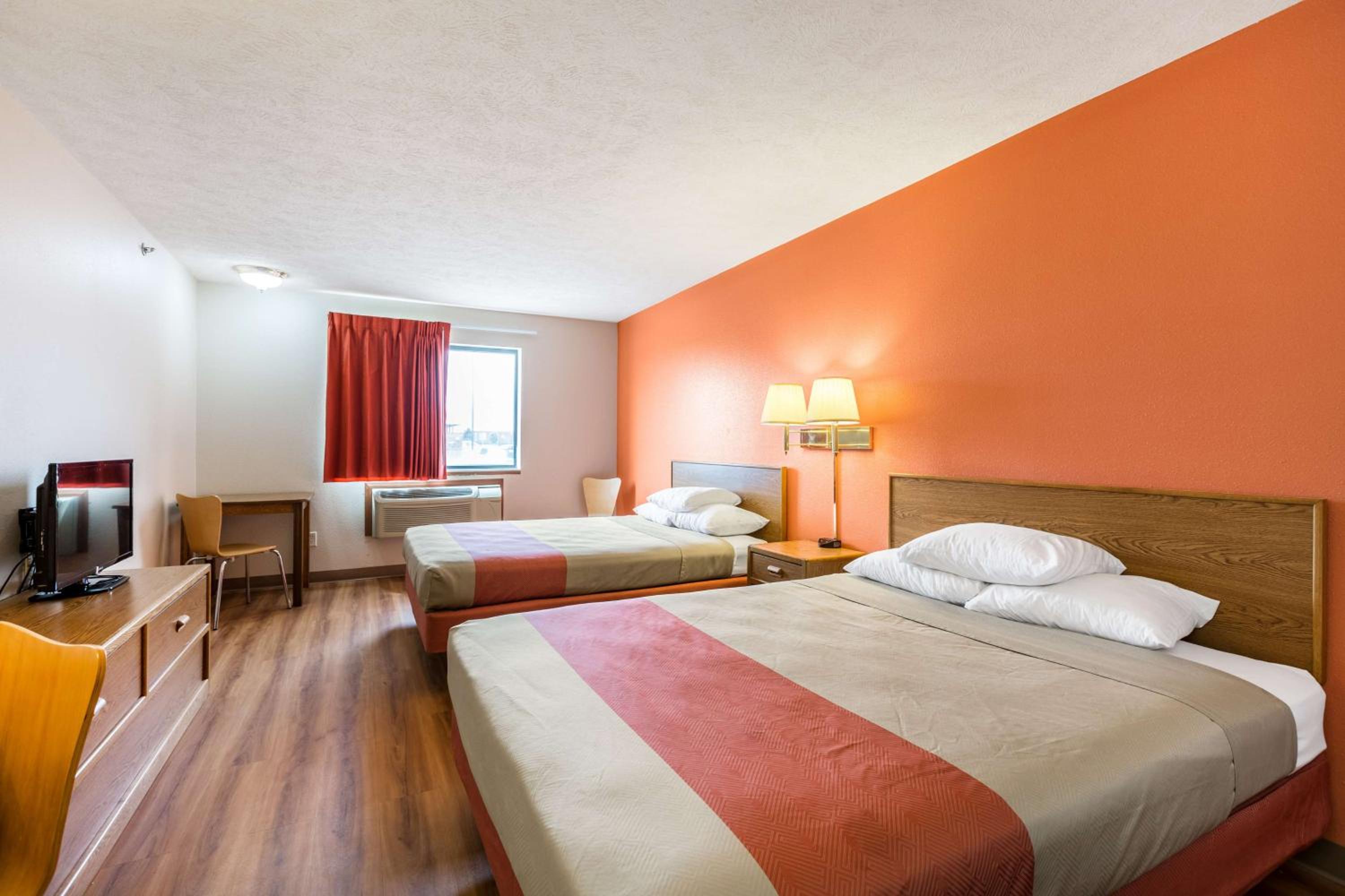Deluxe Queen Room with Two Queen Beds - Non-Smoking photo 3