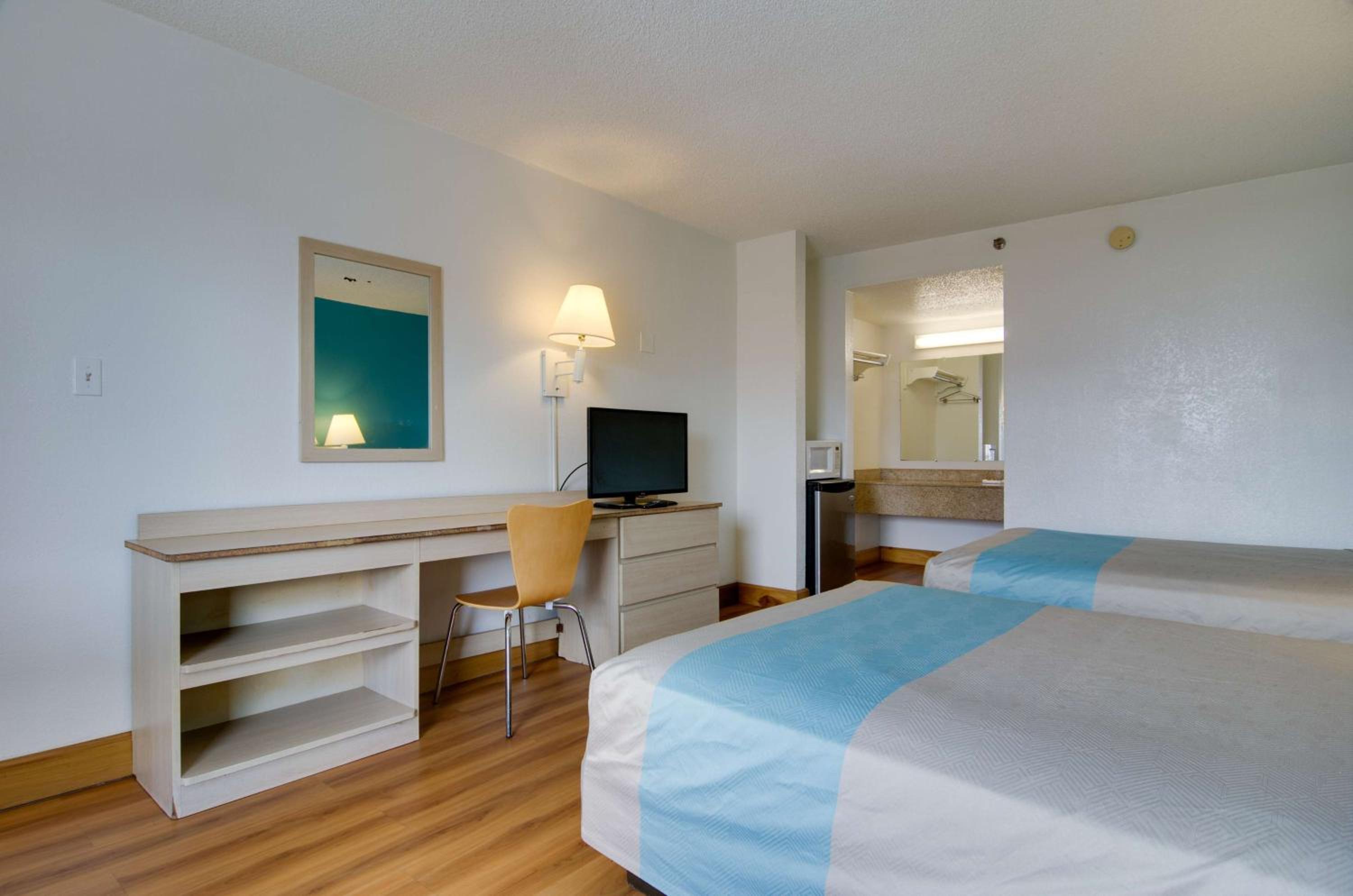 Quadruple Room - Non-Smoking - Photo 8