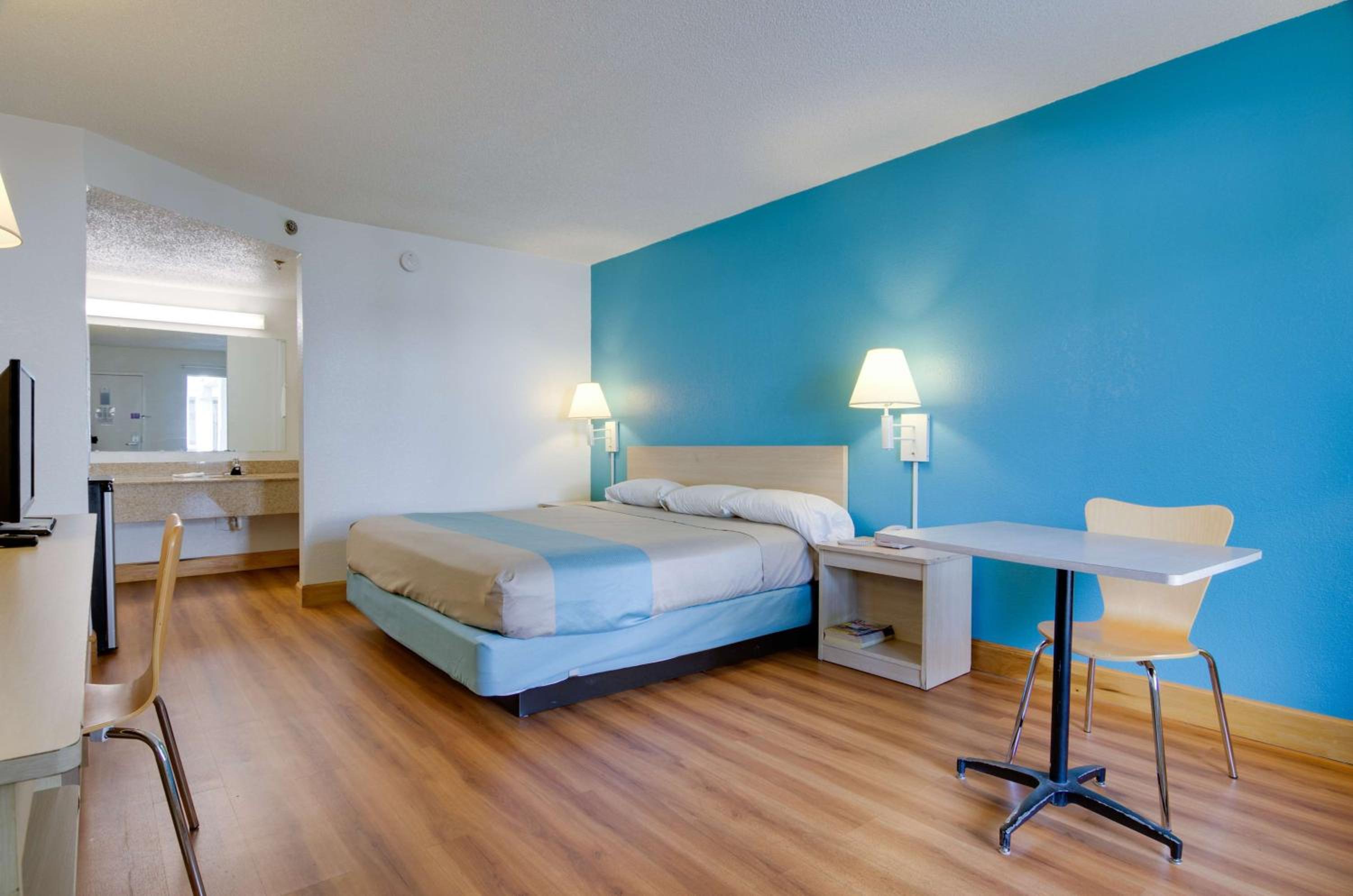 King Room - Disability Access - Non-Smoking - Photo 2