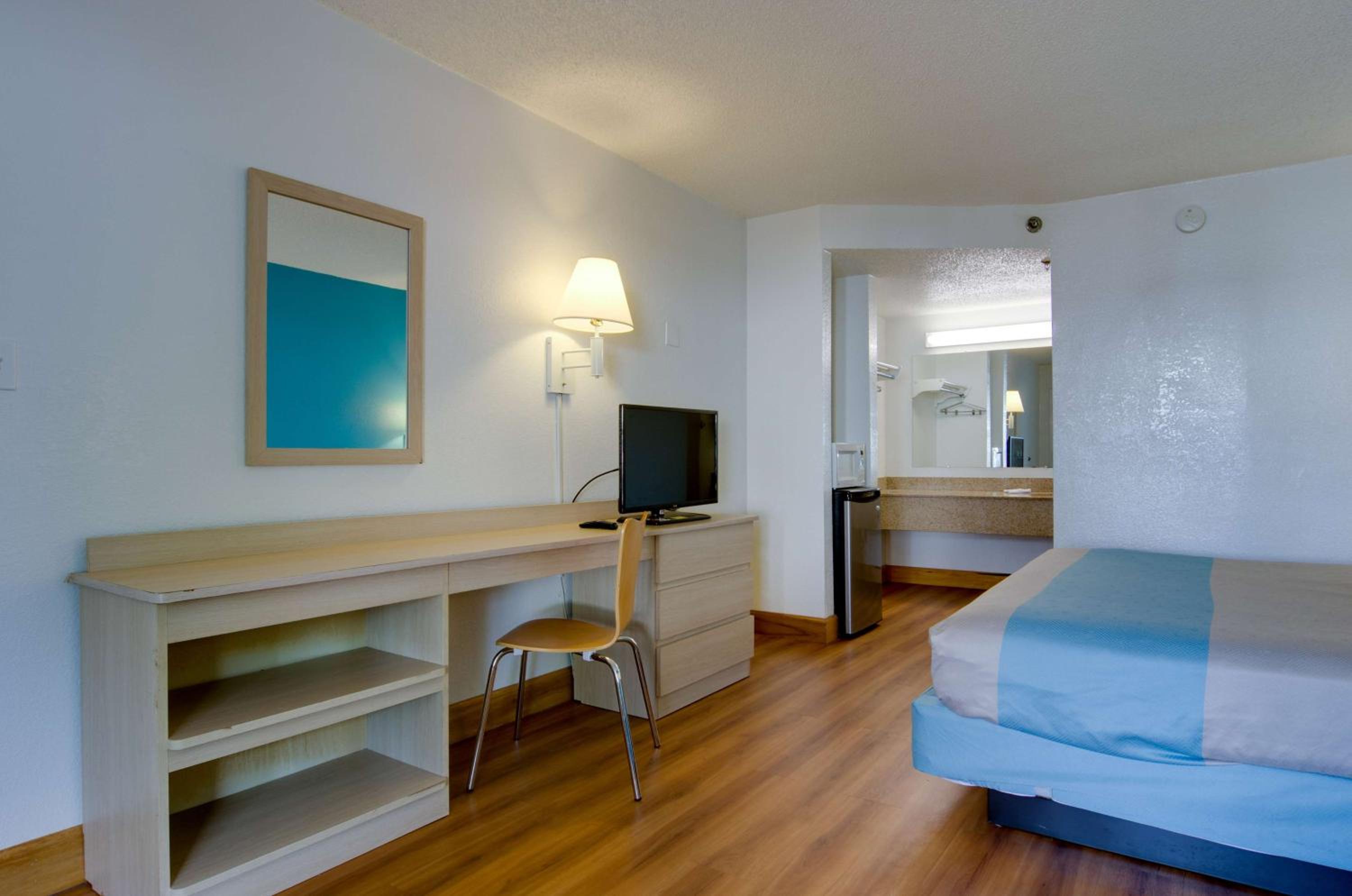 King Room - Disability Access - Non-Smoking - Photo 10