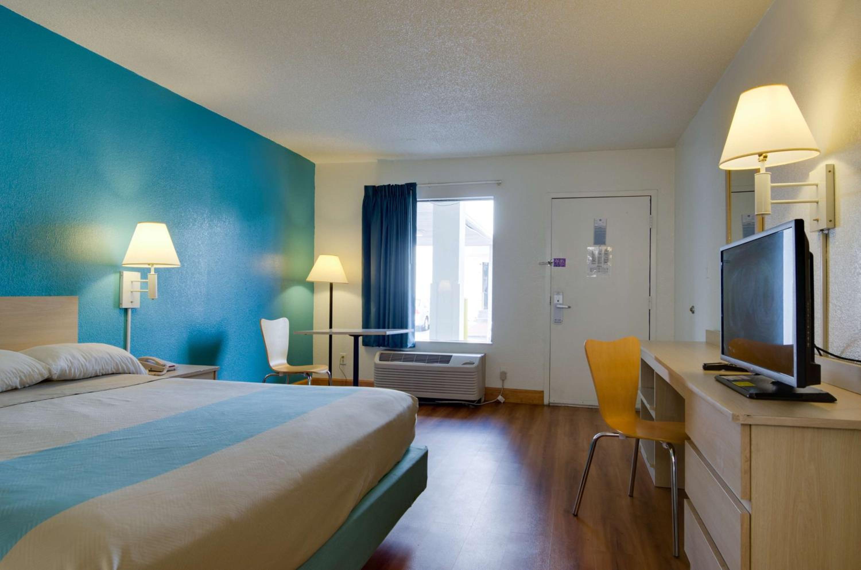 King Room - Disability Access - Non-Smoking - Photo 3