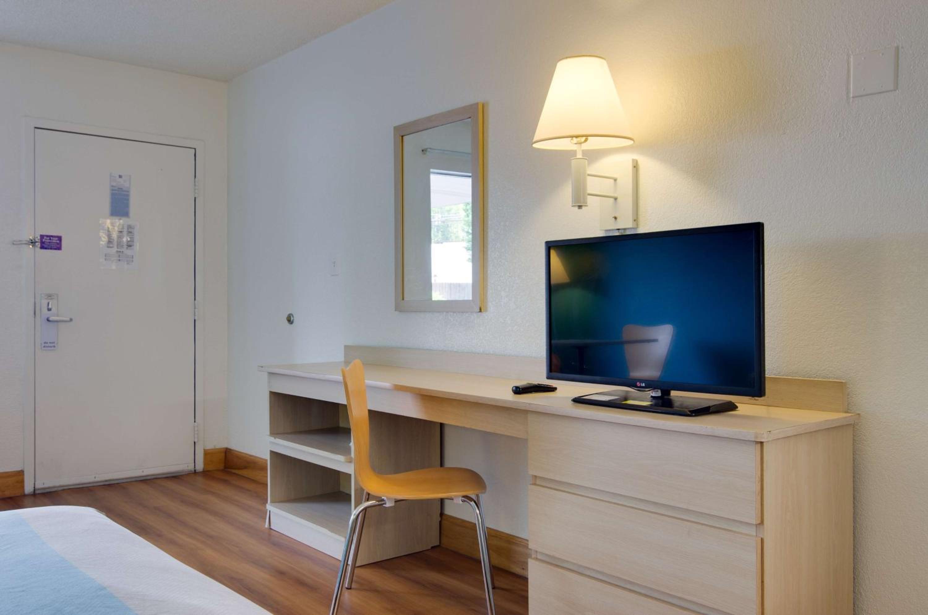 King Room - Disability Access - Non-Smoking - Photo 13