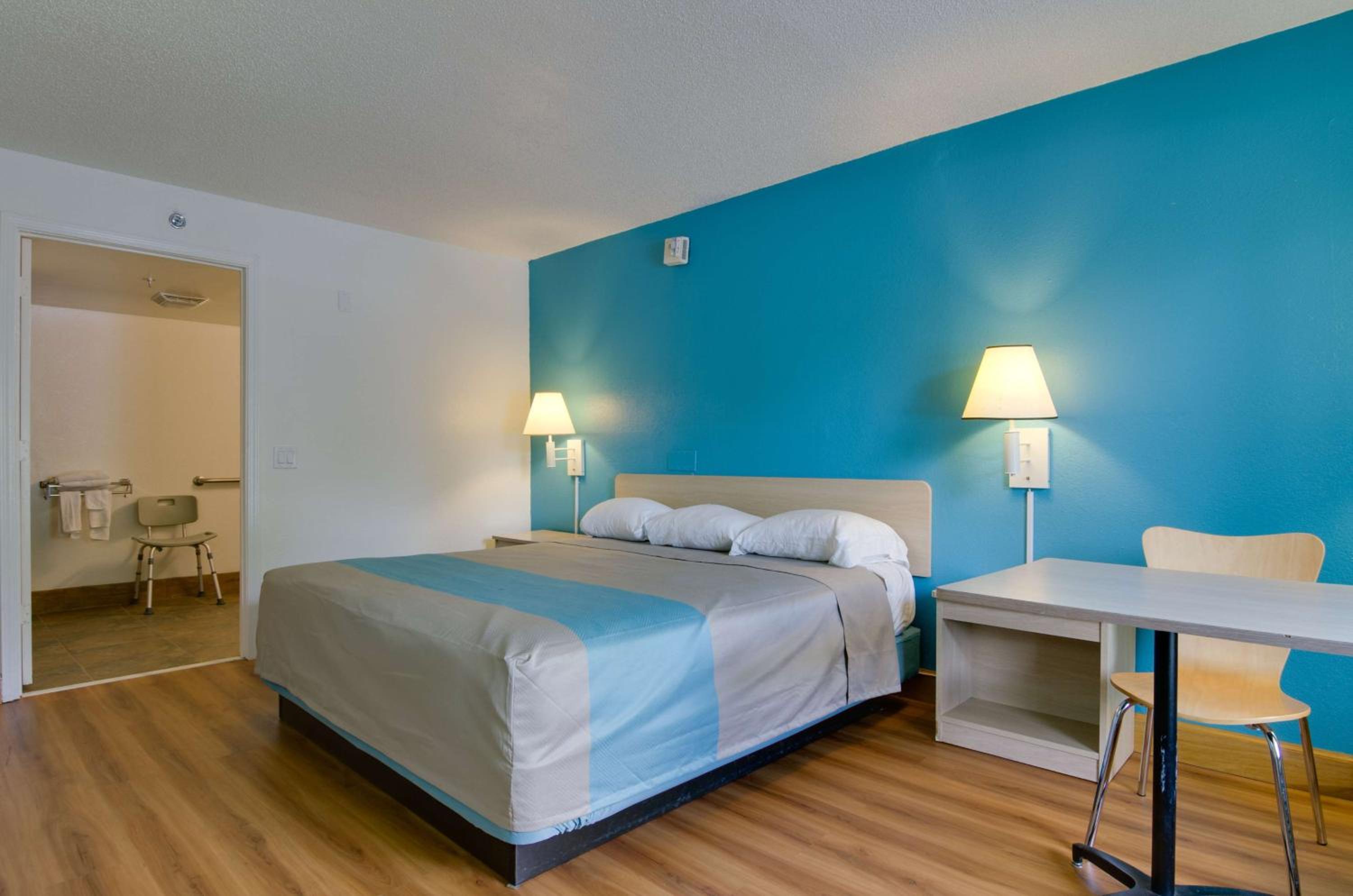 King Room - Non-Smoking - Photo 6