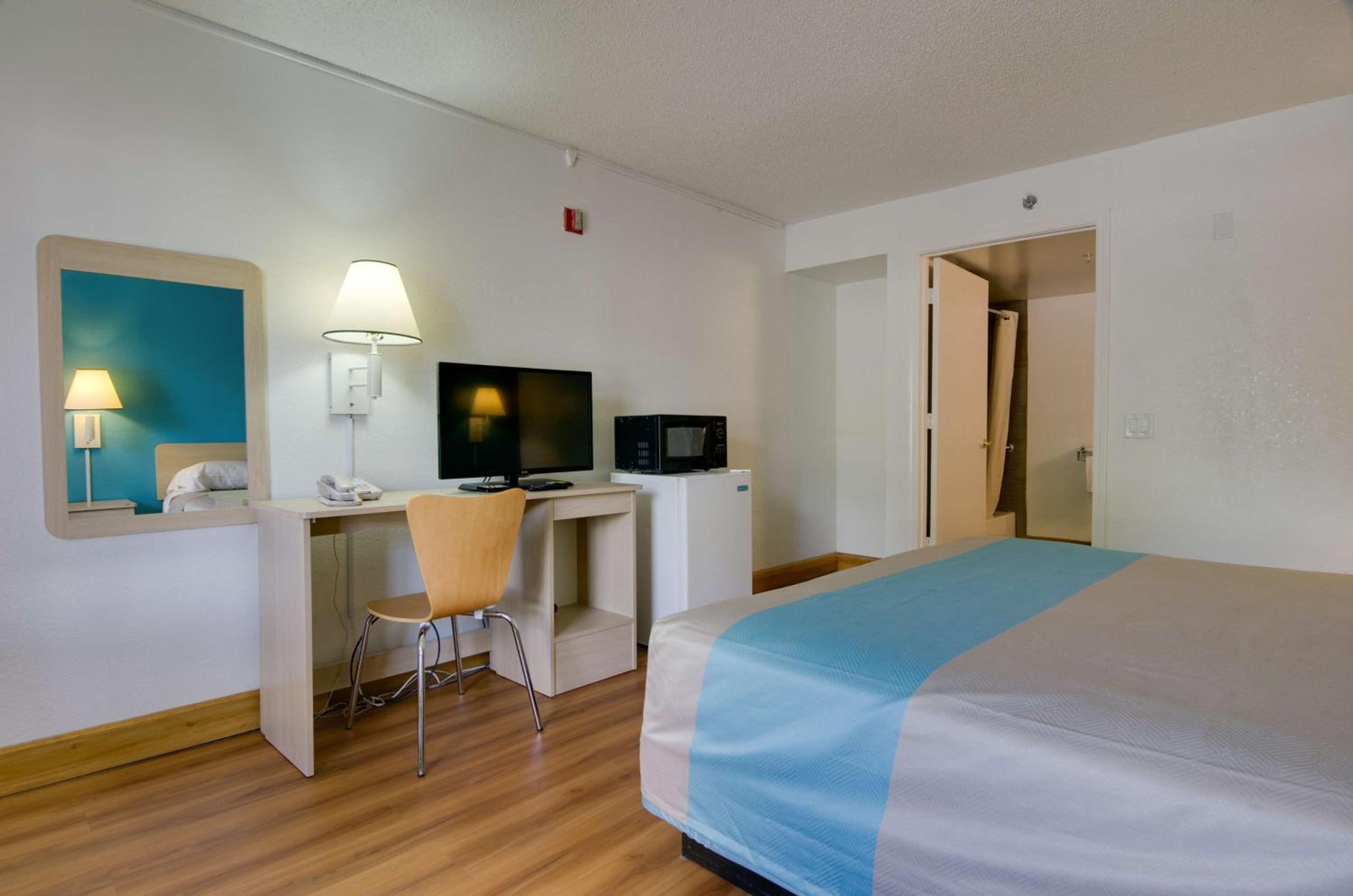 King Room - Disability Access - Non-Smoking - Photo 15
