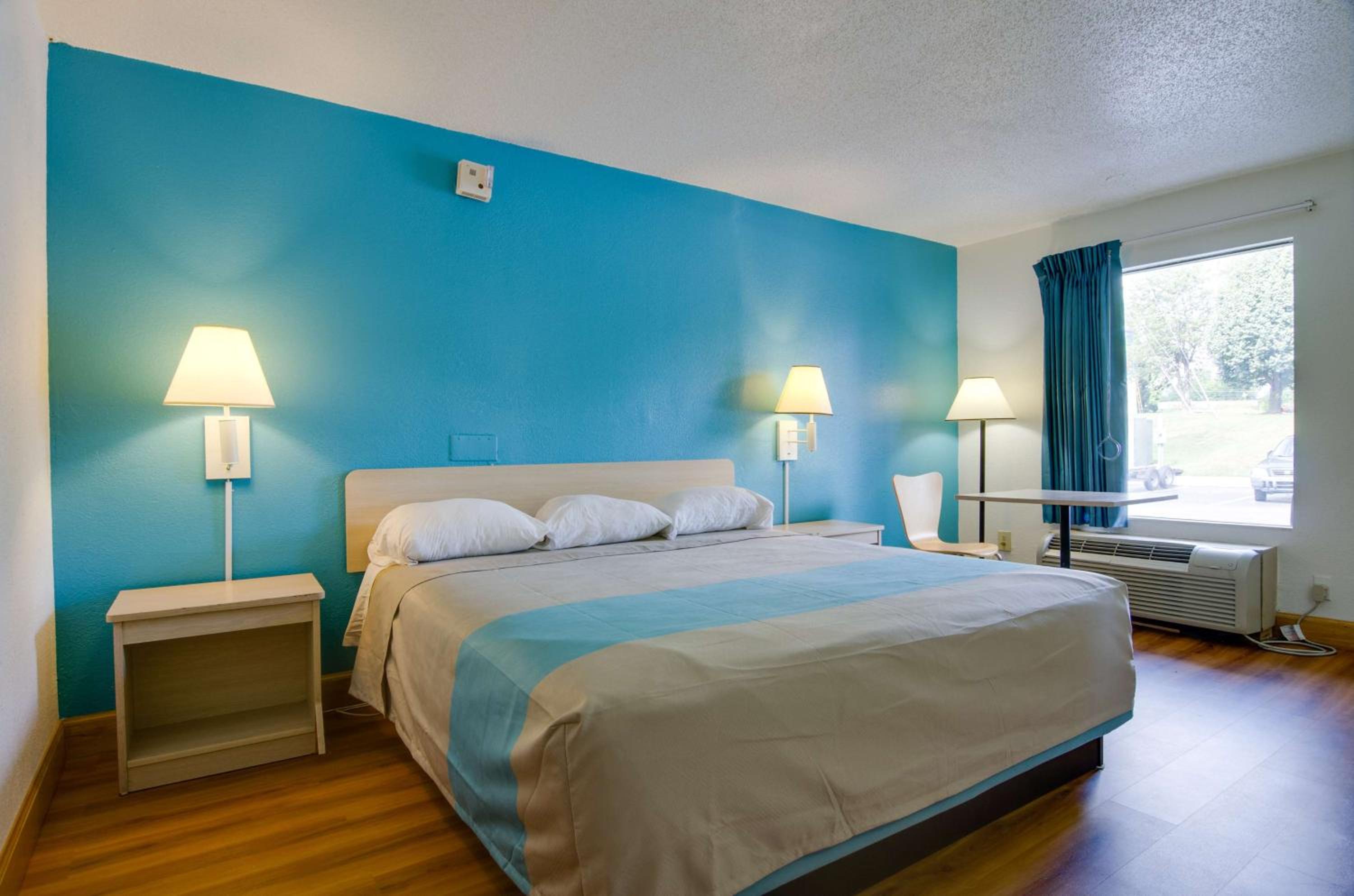 King Room - Disability Access - Non-Smoking - Photo 8