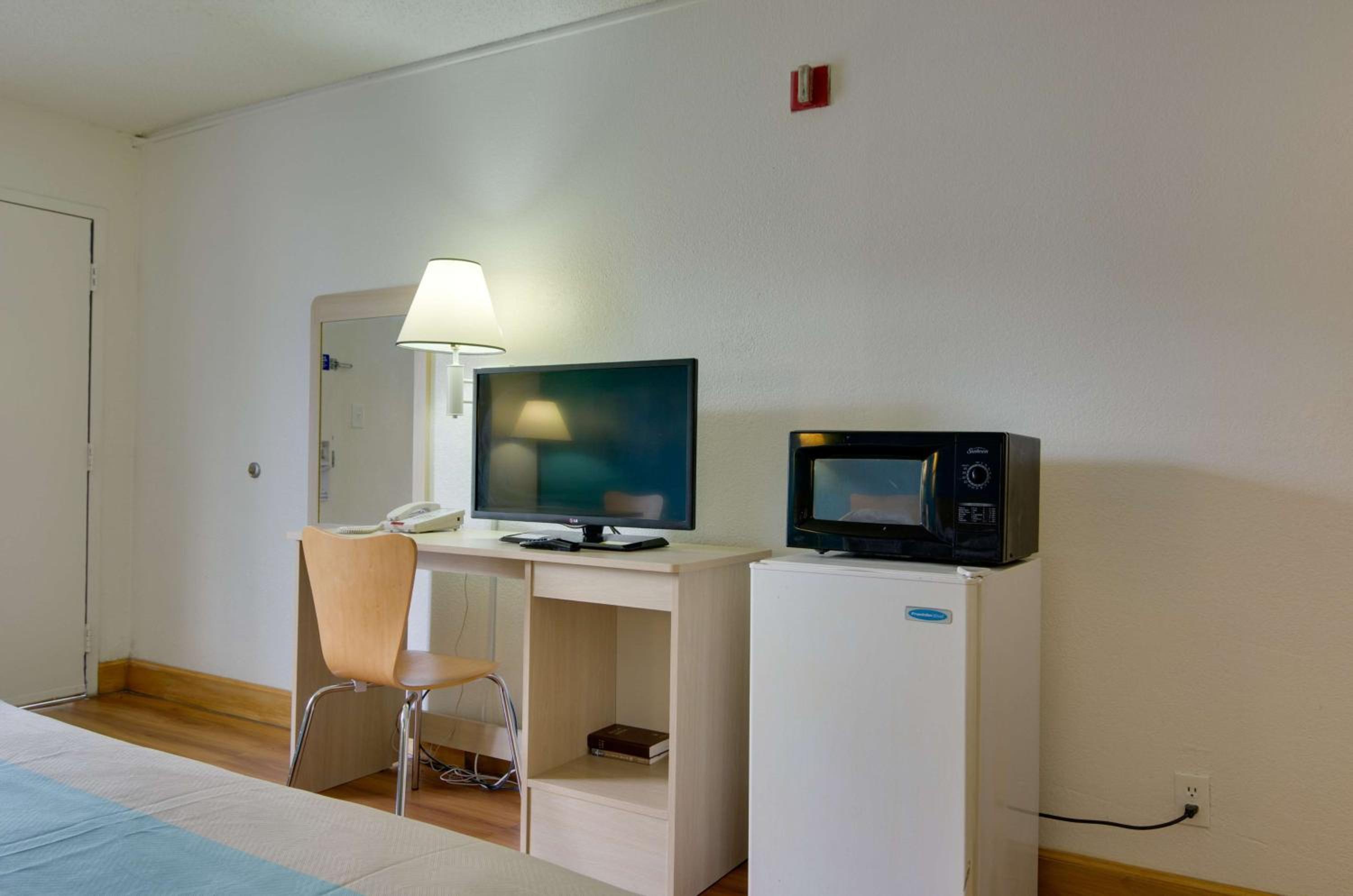 King Room - Disability Access - Non-Smoking - Photo 14
