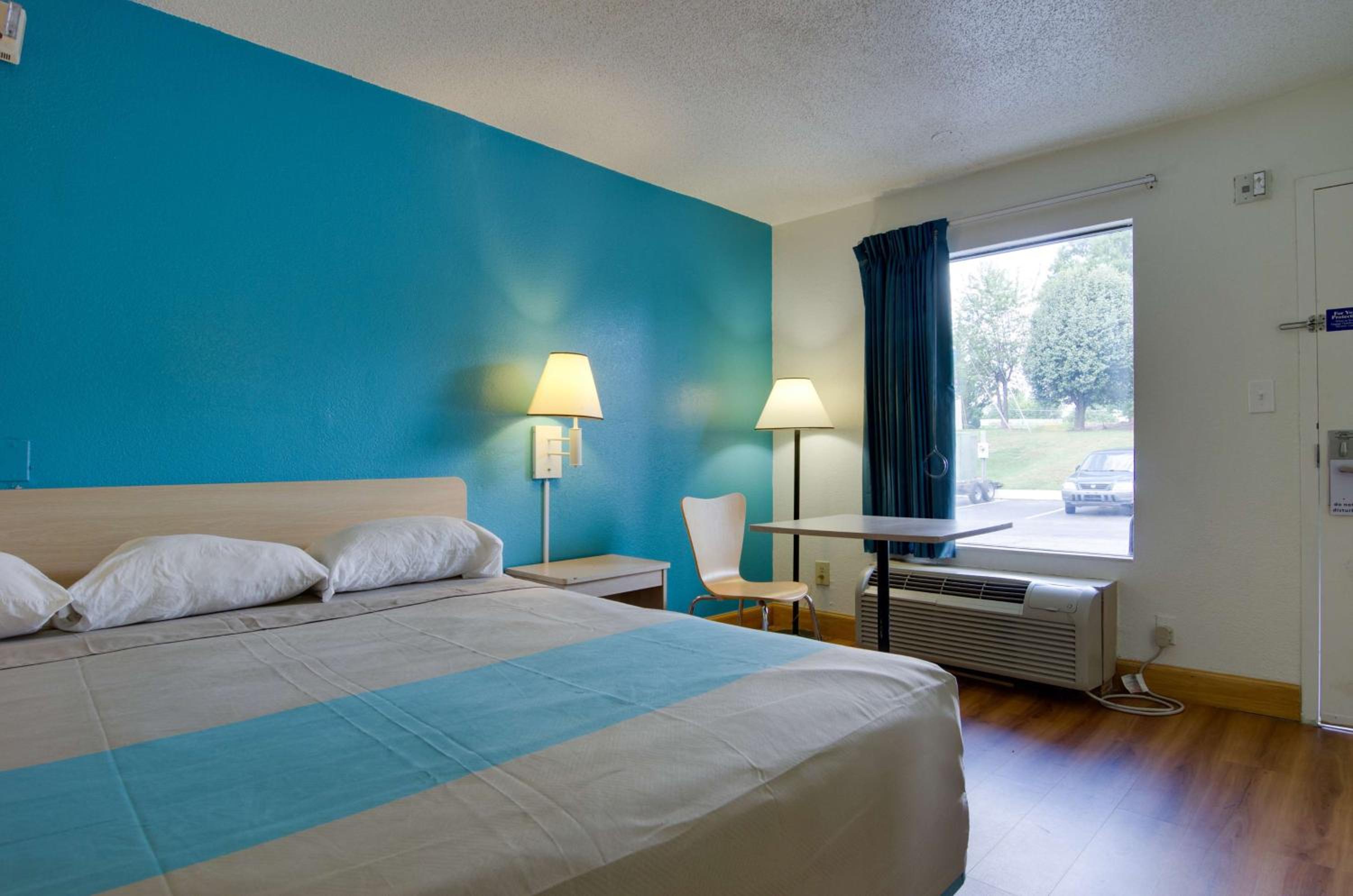 King Room - Disability Access - Non-Smoking - Photo 11