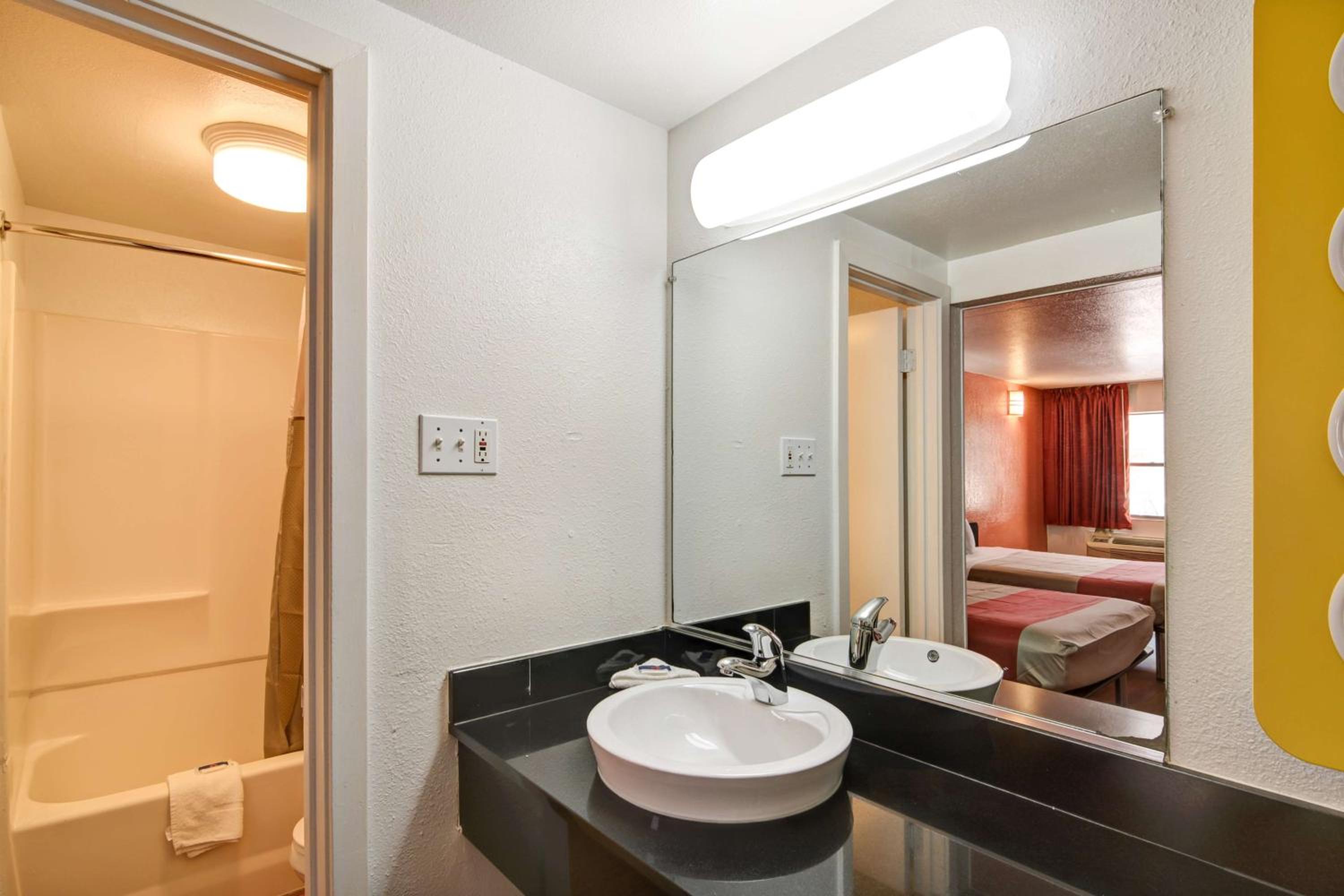 Queen Room with Two Queen Beds - Smoking