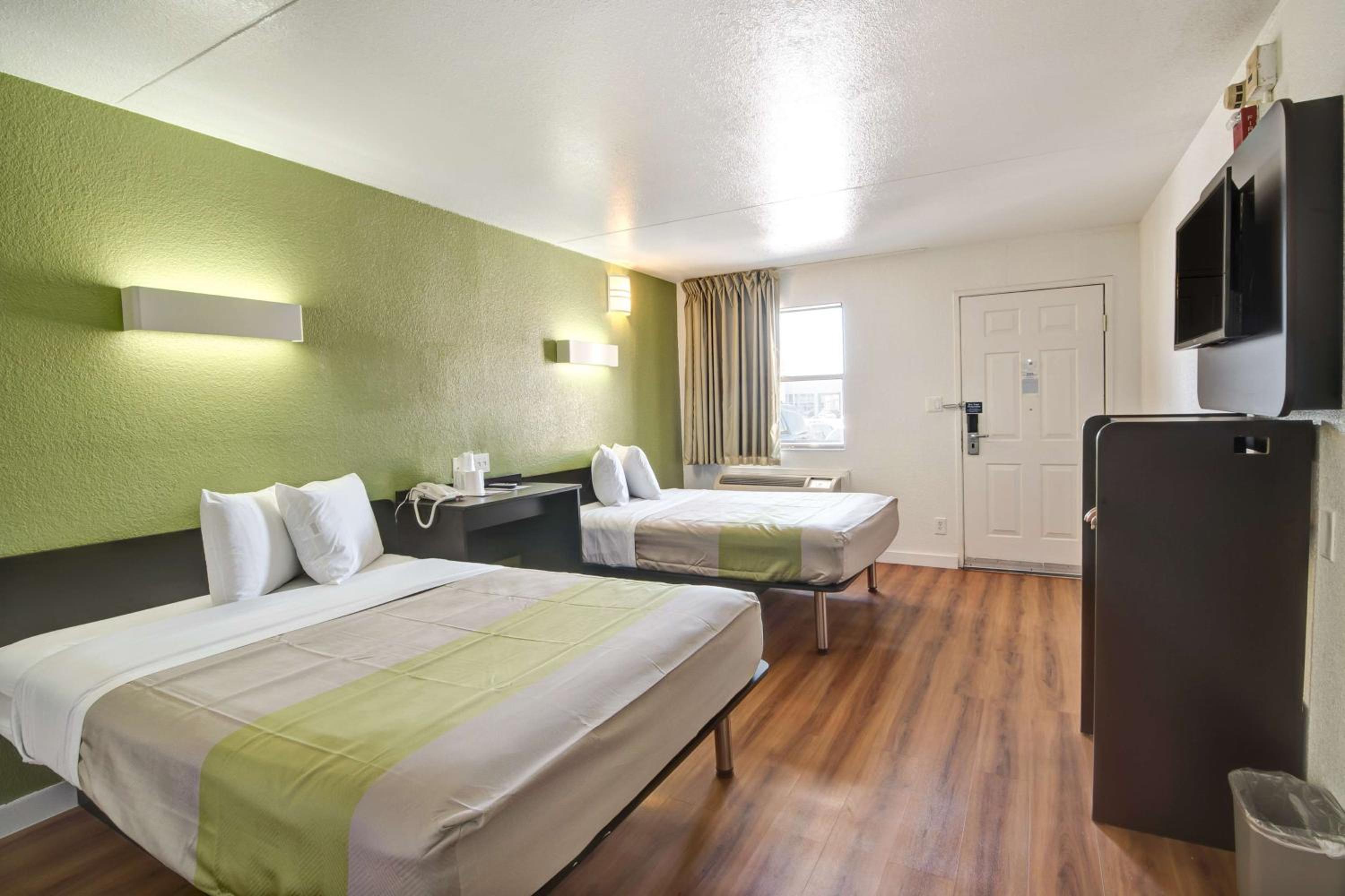 Queen Room with Two Queen Beds - Smoking thumbnail 5