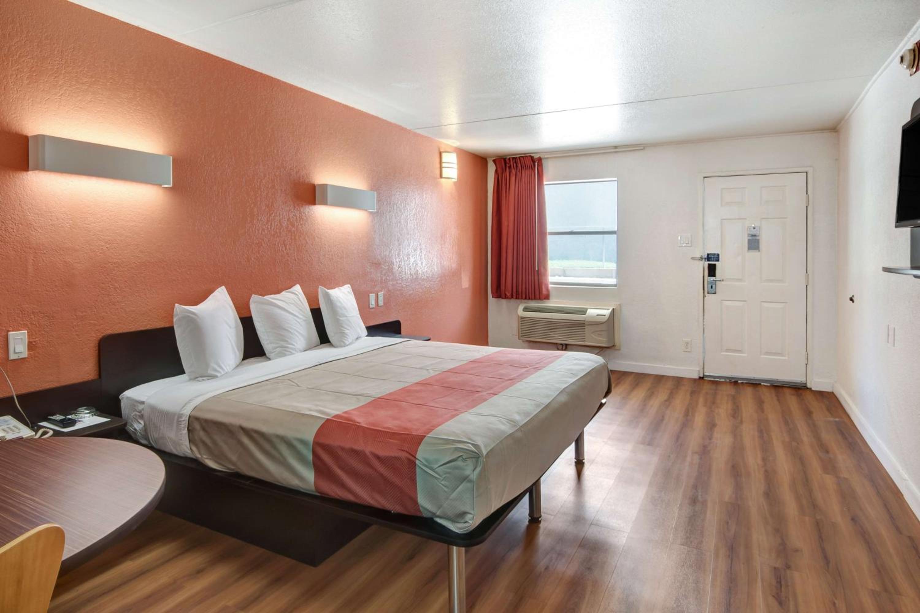 King Room with Roll-in Shower - Disability Access - Non-Smoking