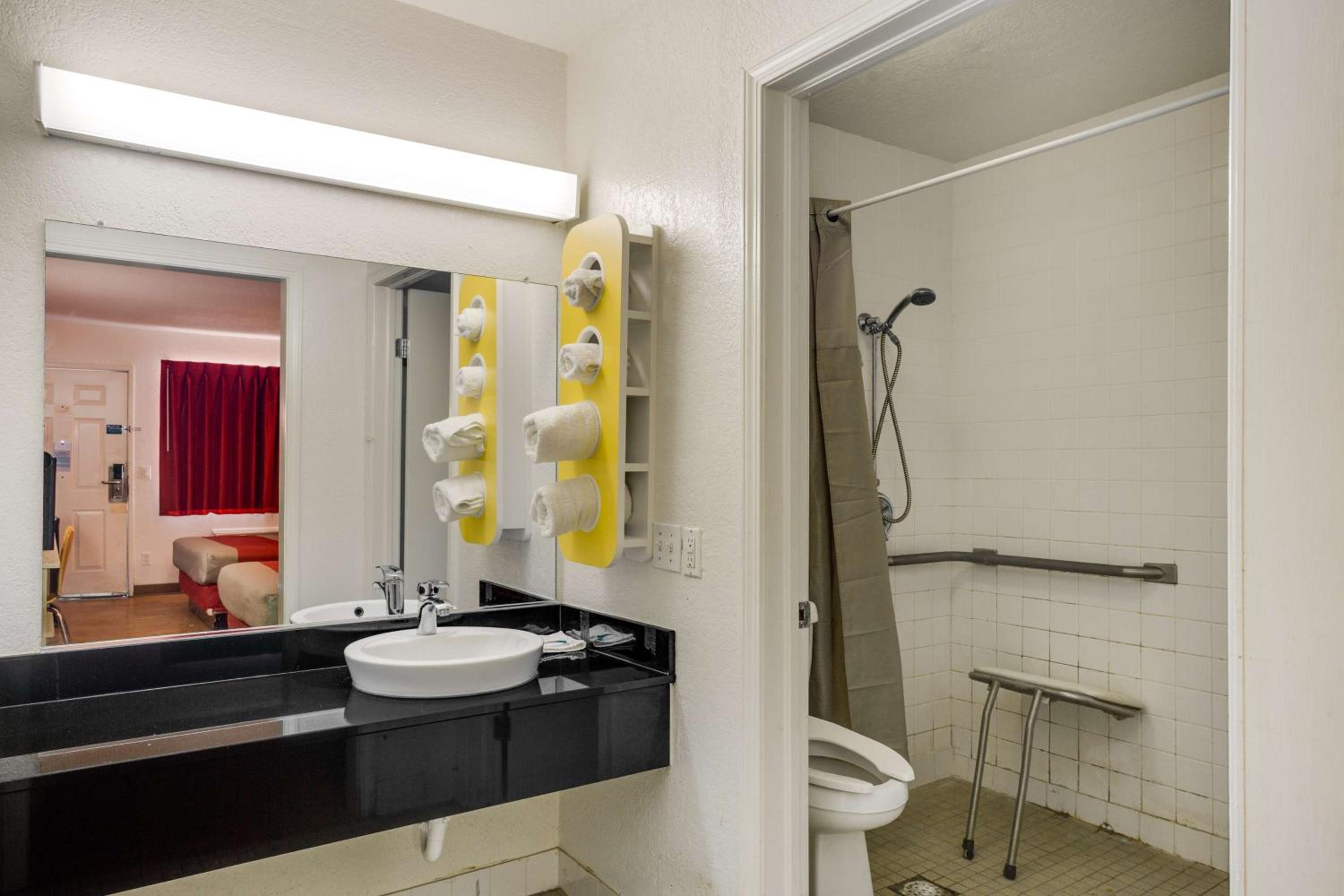 King Room With Roll-In Shower - Disability Access - Non-Smoking photo 2