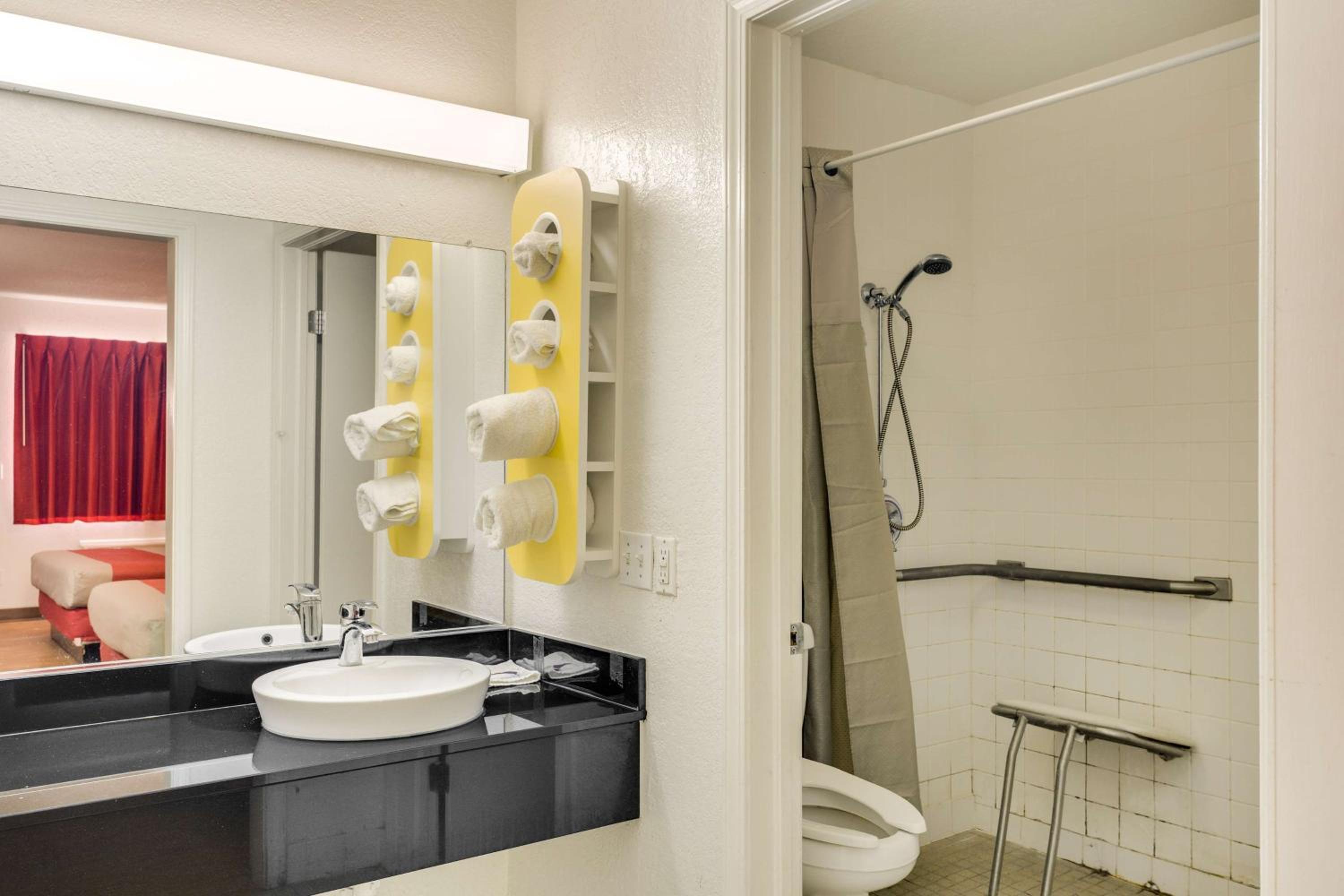 King Room With Roll-In Shower - Disability Access - Non-Smoking photo 3