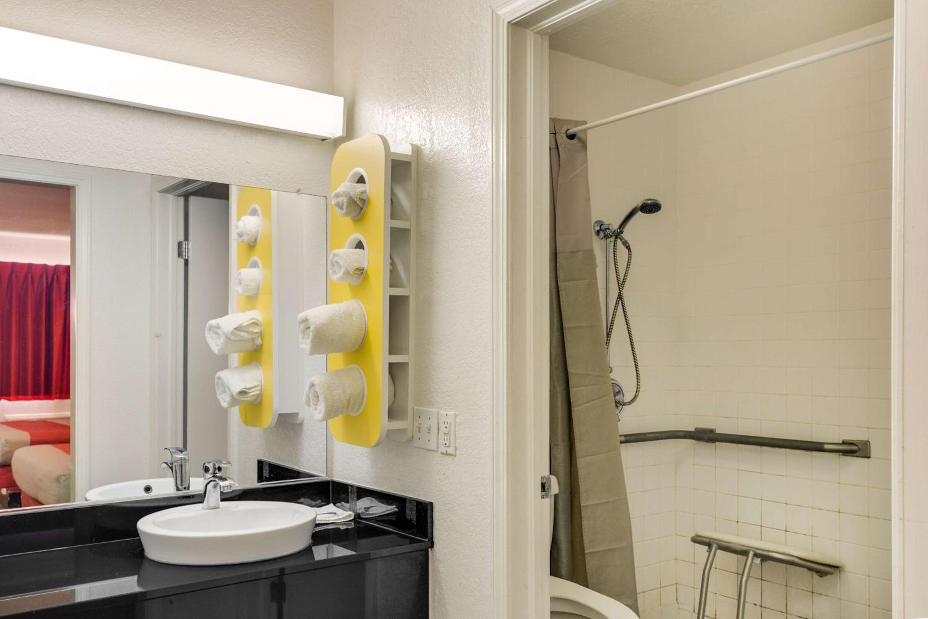 Queen Room With Two Queen Beds - Disability Access - Roll In Shower photo 3