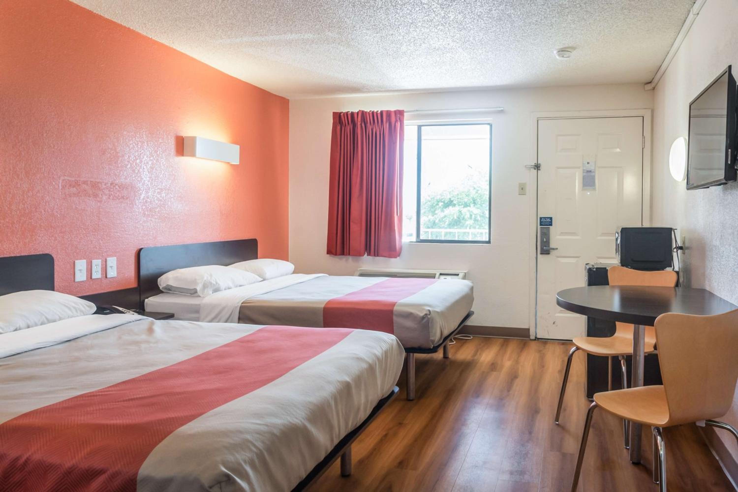 Queen Room with Two Queen Beds - Non-Smoking - Photo 4