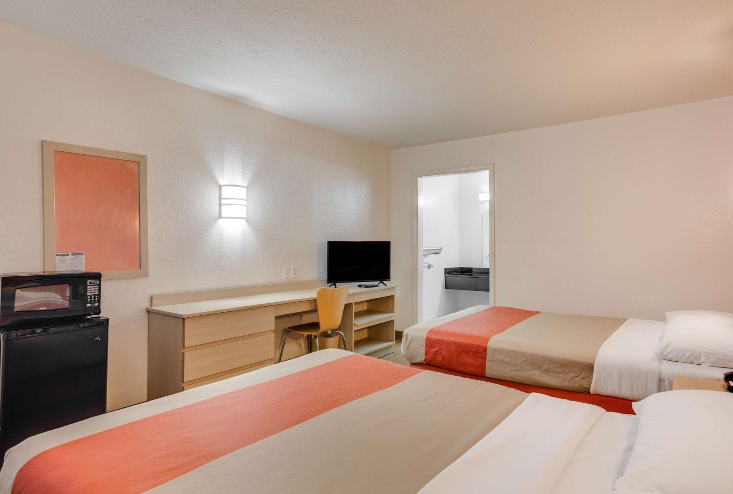 Queen Room With Two Queen Beds - Non-Smoking photo 2