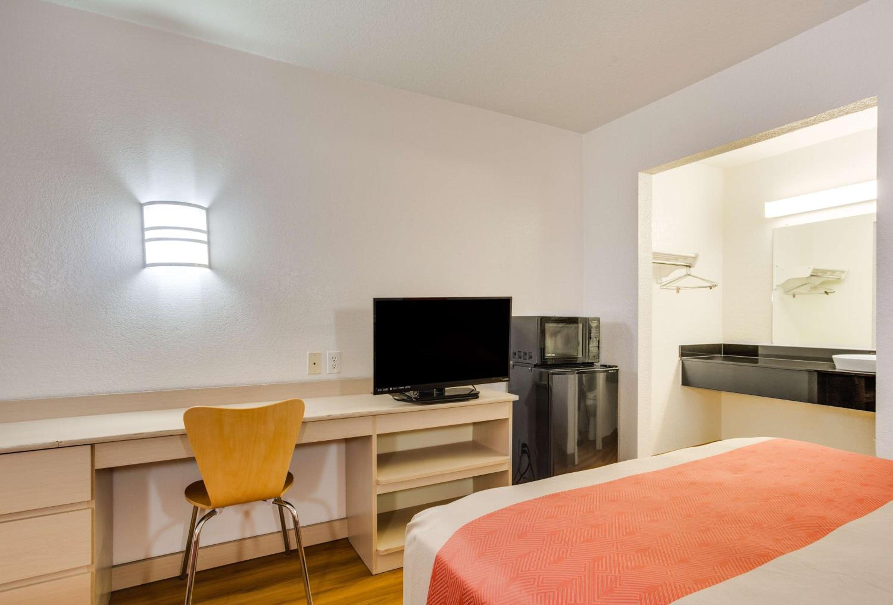 King Room - Non-Smoking photo 2
