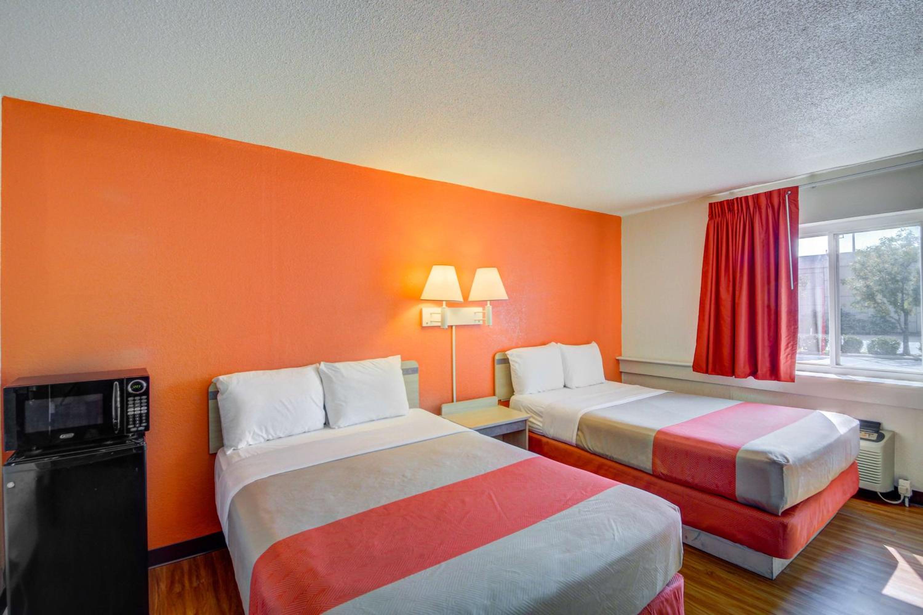 Queen Room with Two Queen Beds - Non-Smoking photo 2