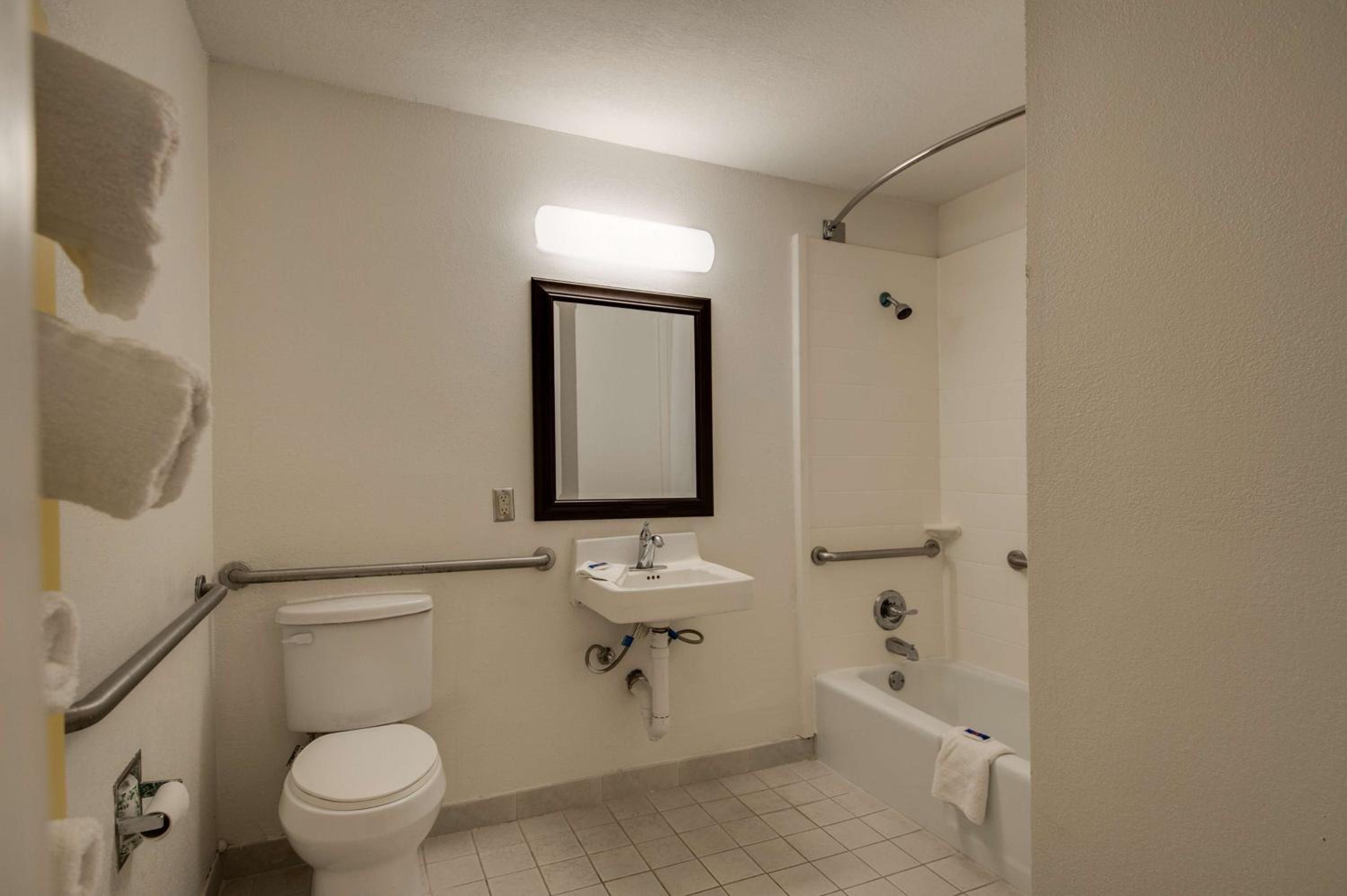 Double Room - Disability Access - Smoking - Photo 1