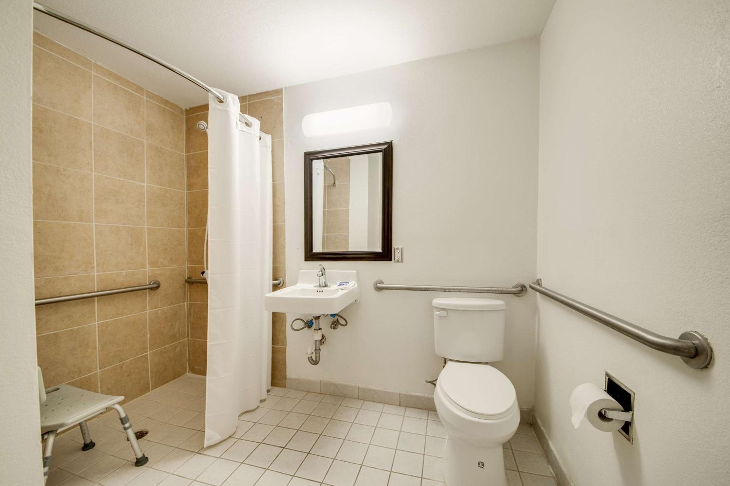 Double Room - Disability Access - Smoking - Photo 3