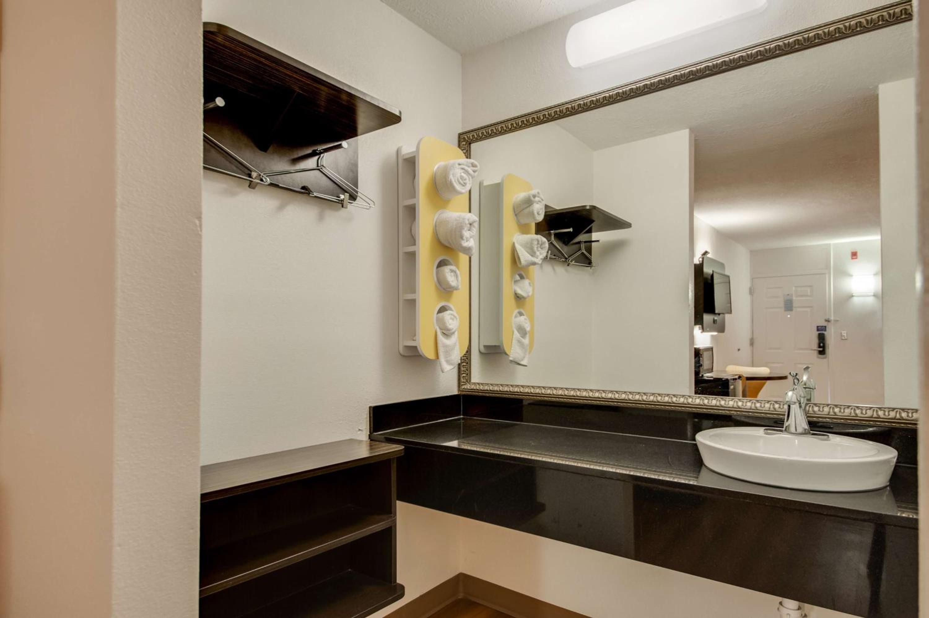 Double Room - Disability Access - Smoking - Photo 2