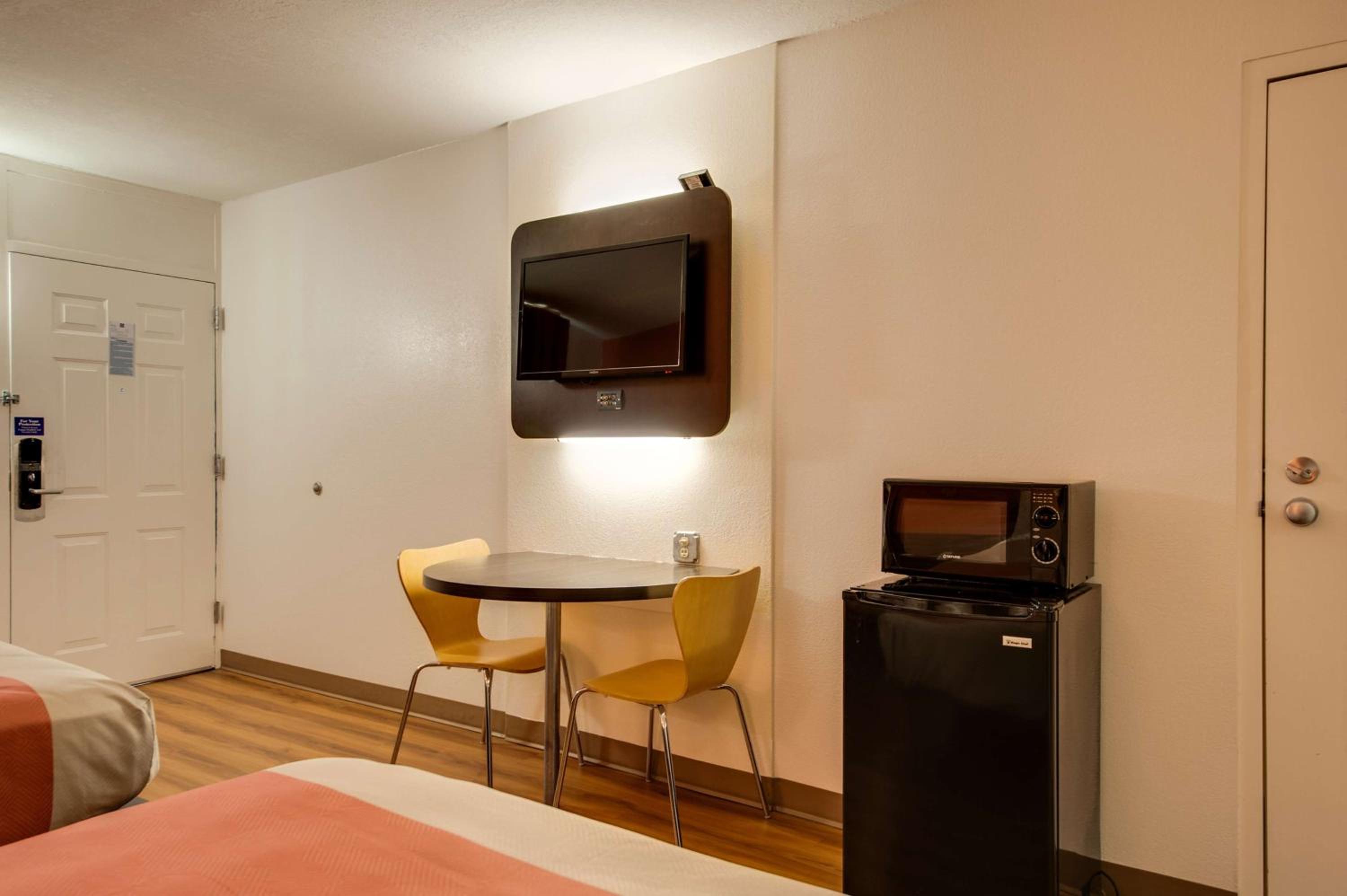 Quadruple Room - Non-Smoking - Photo 5
