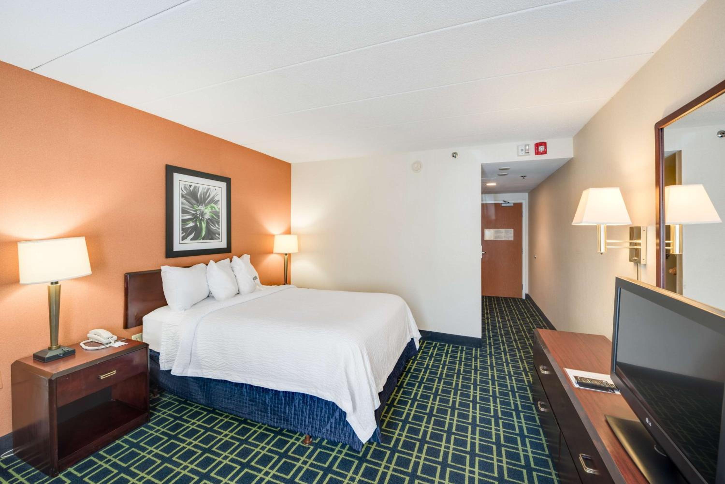King Room - Non-Smoking - Photo 5