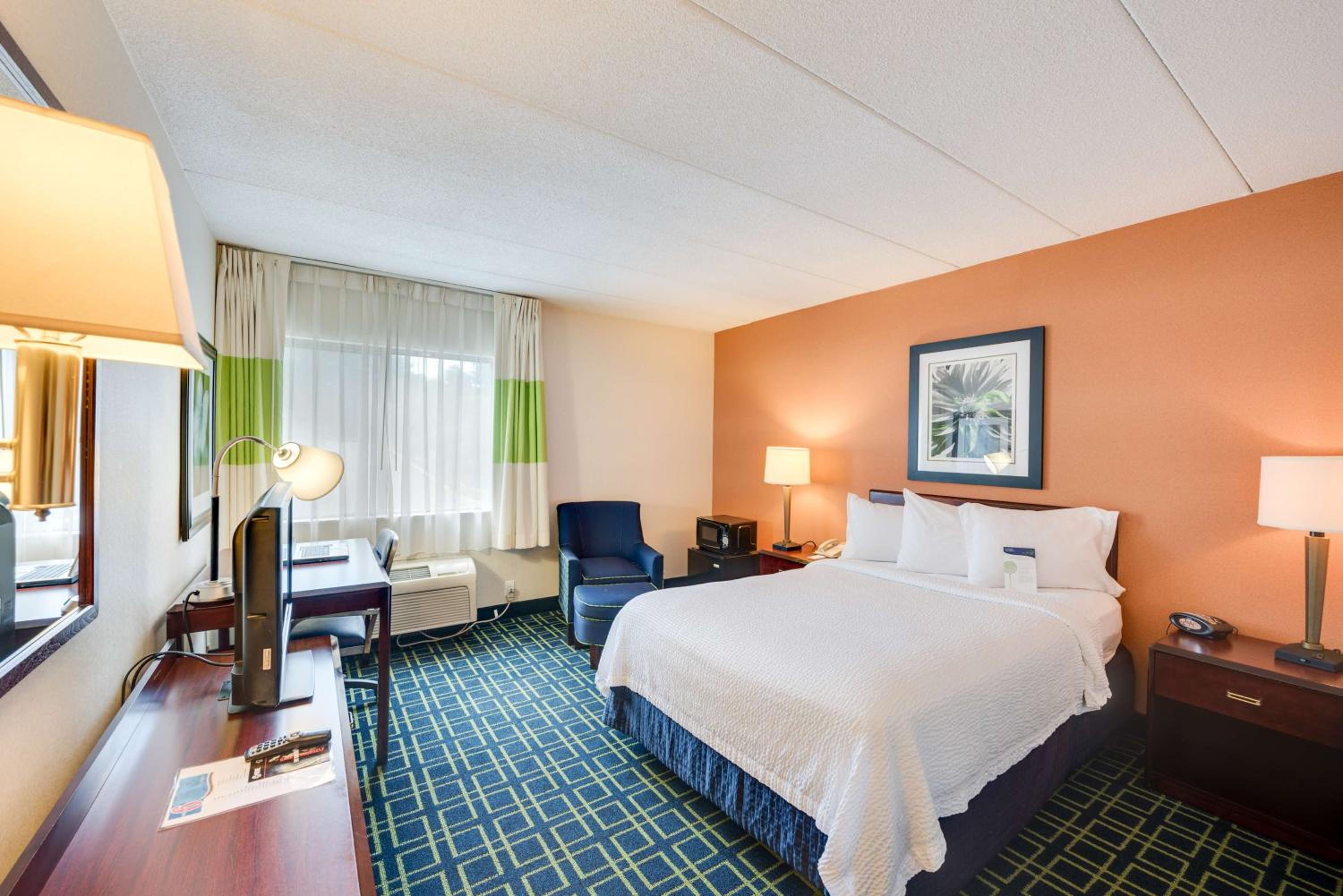 King Room - Non-Smoking - Photo 4