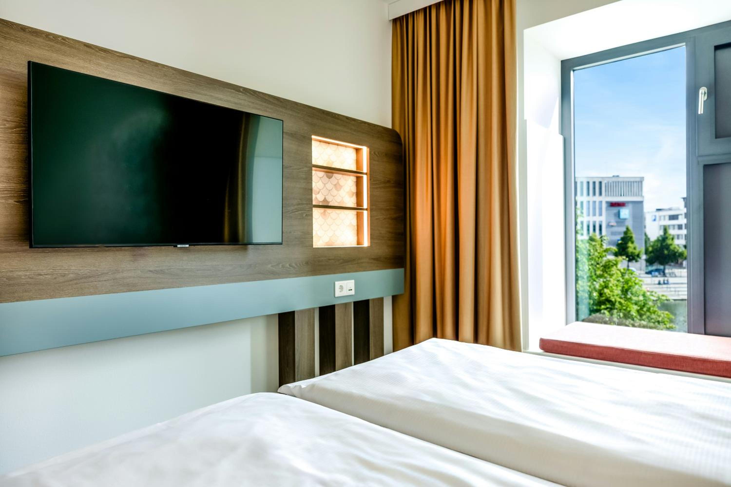 Standard Double Room with View thumbnail 5