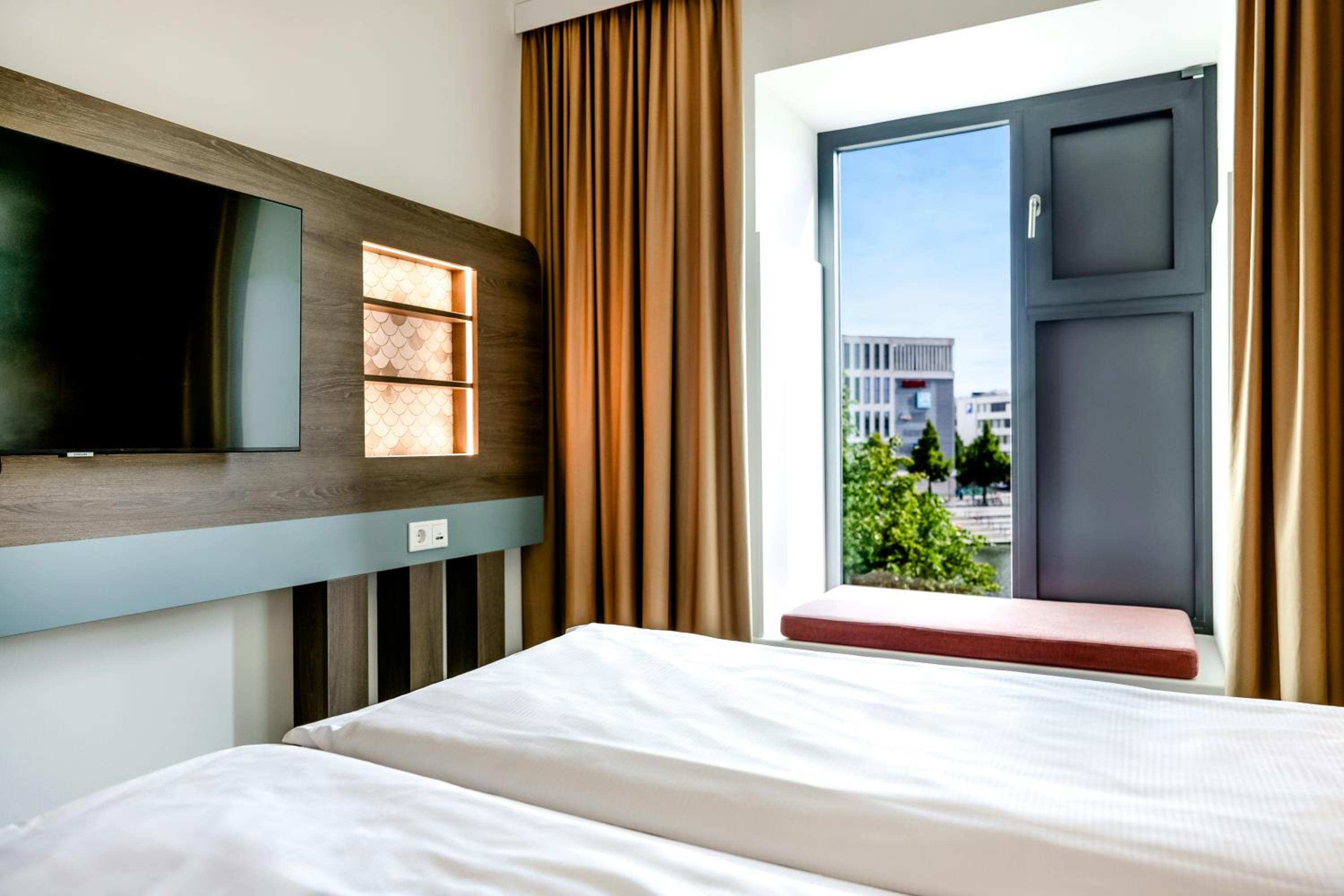 Standard Double Room with View thumbnail 6
