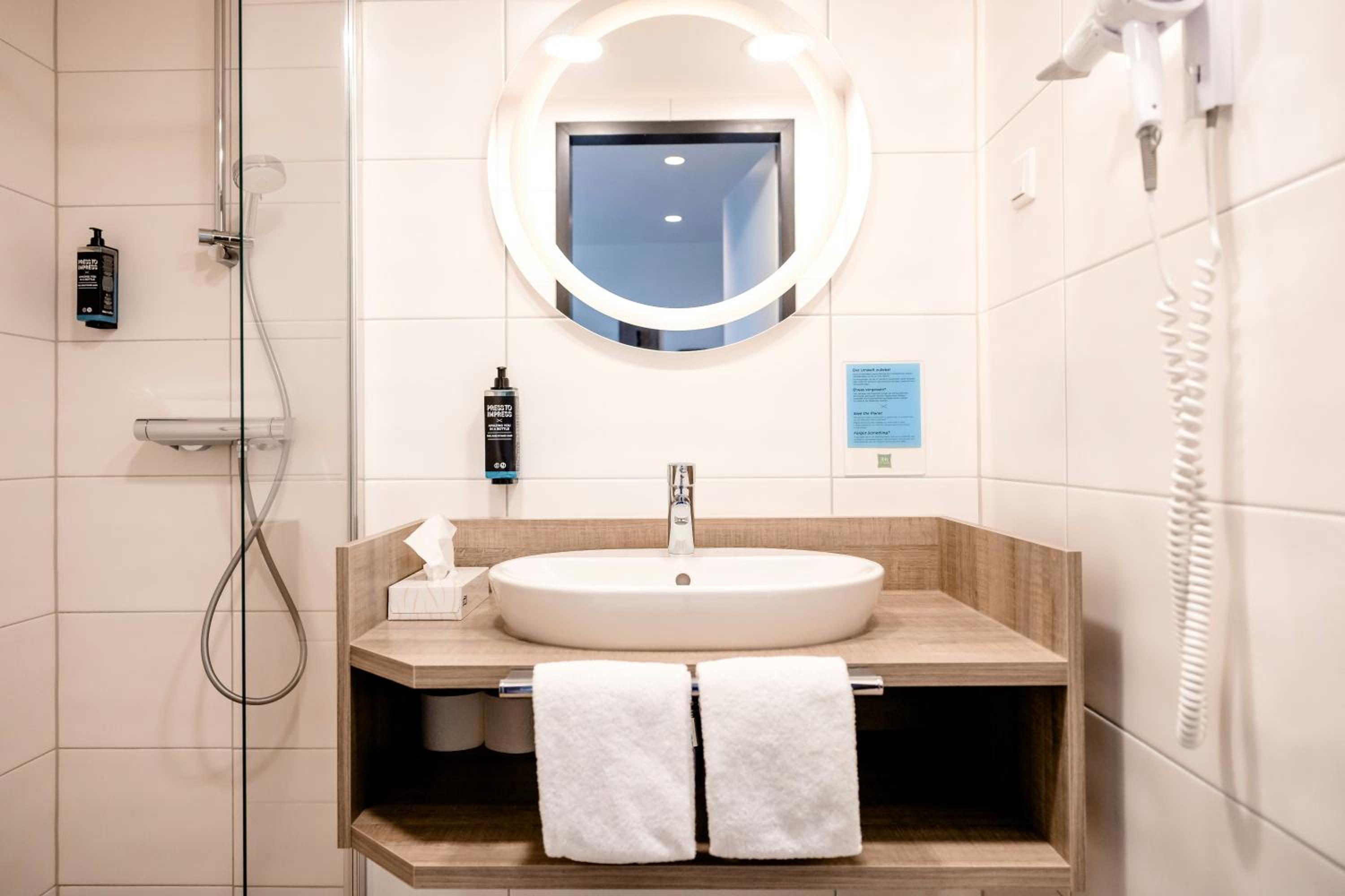 Standard Twin Room with View thumbnail 6