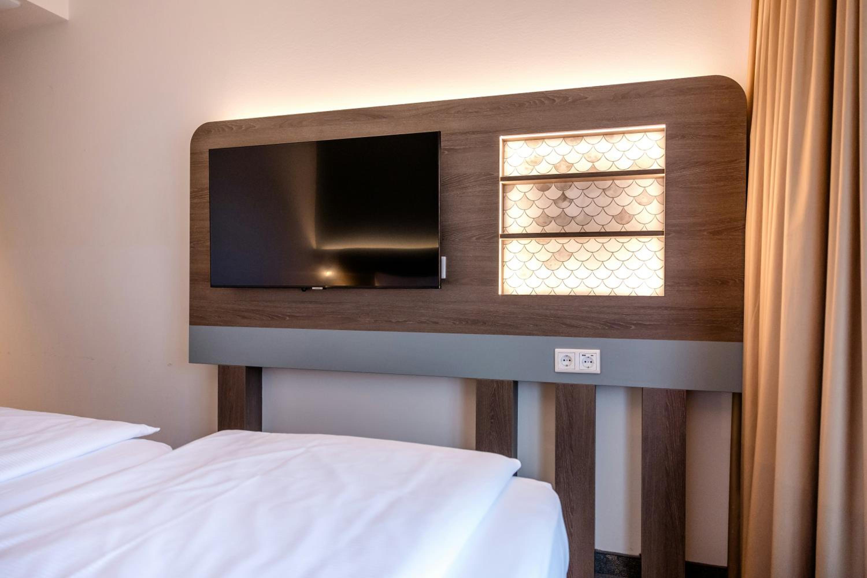 Standard Twin Room with View thumbnail 5