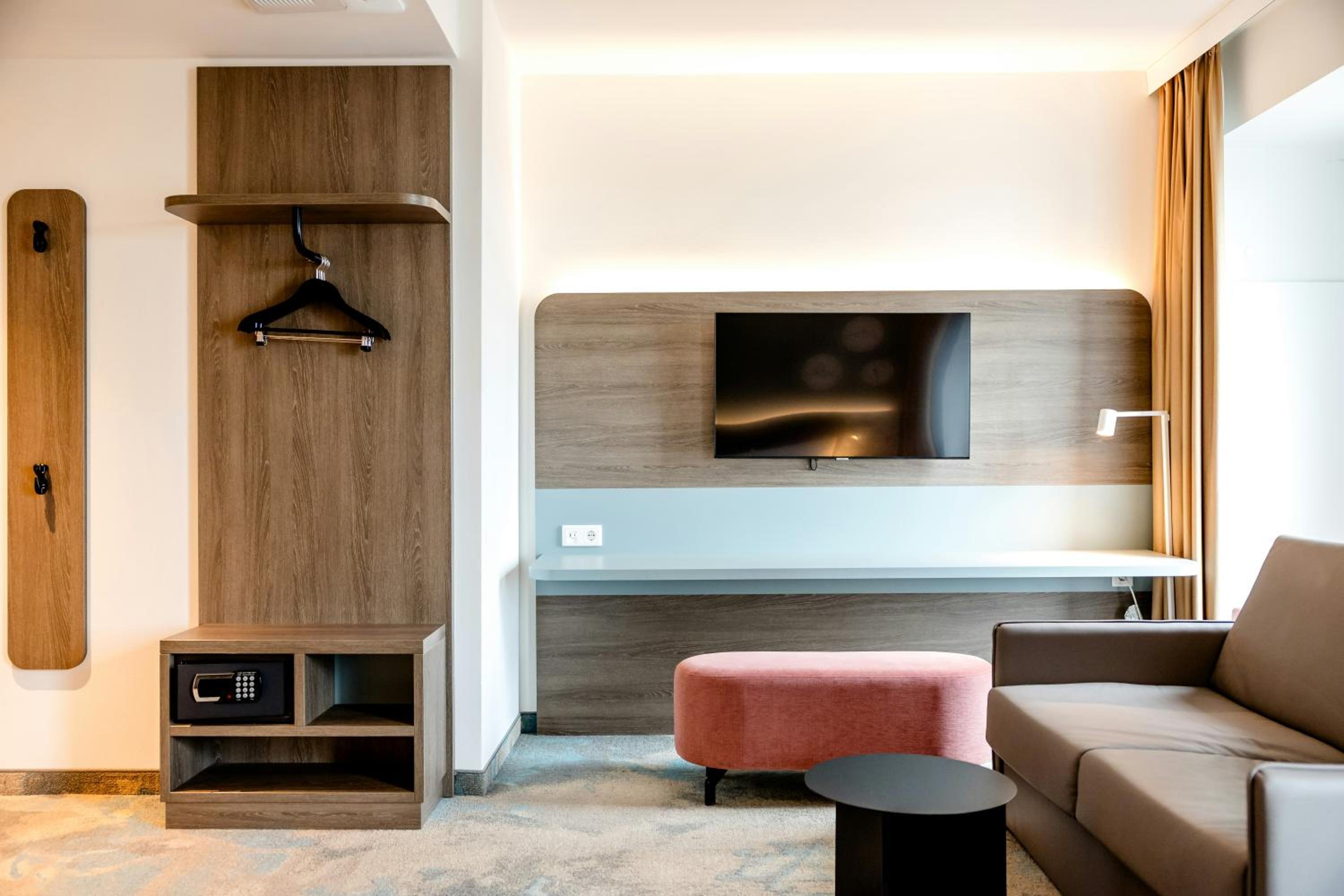 Family Room thumbnail 6