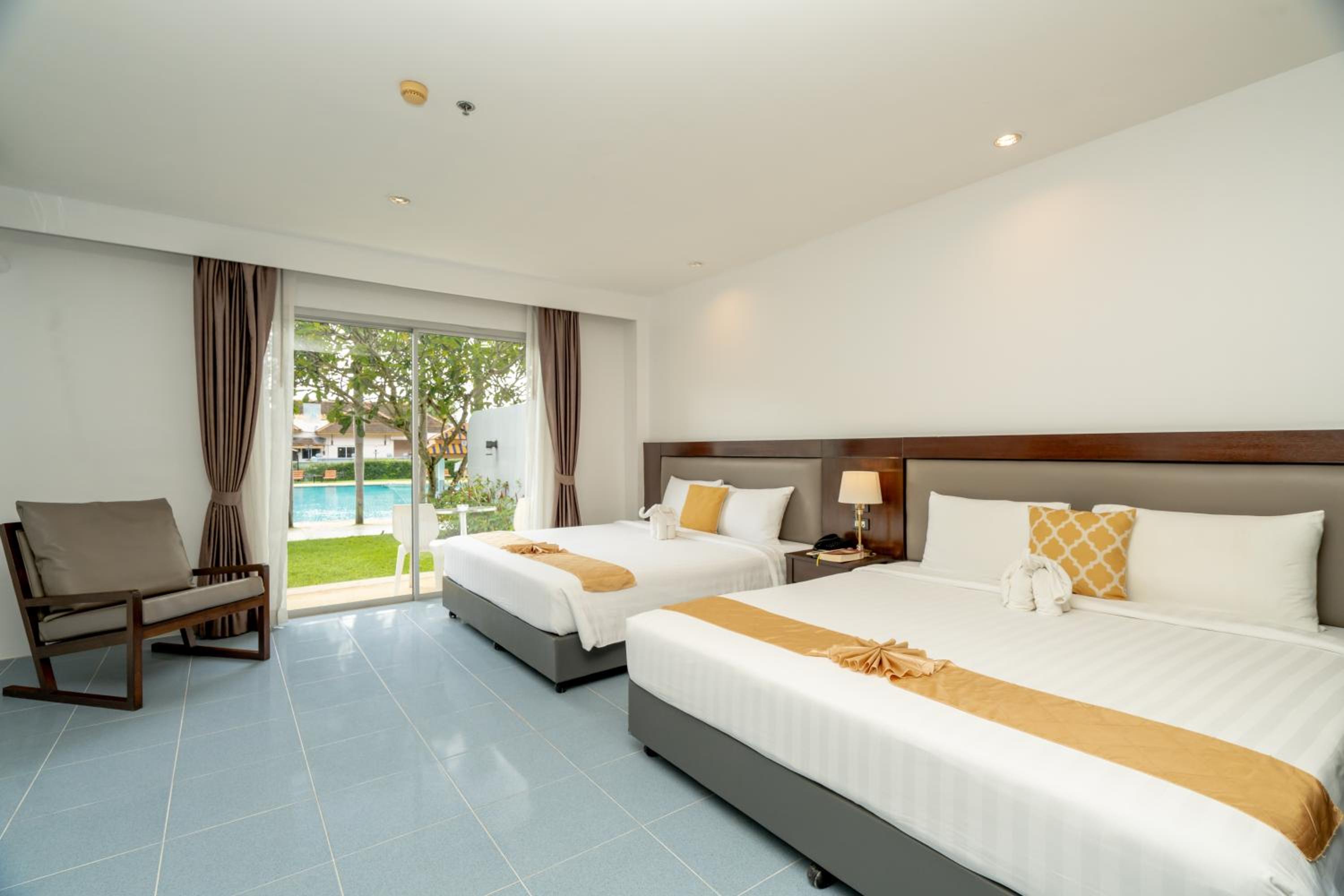 Signature Family Room with Pool Side photo 1
