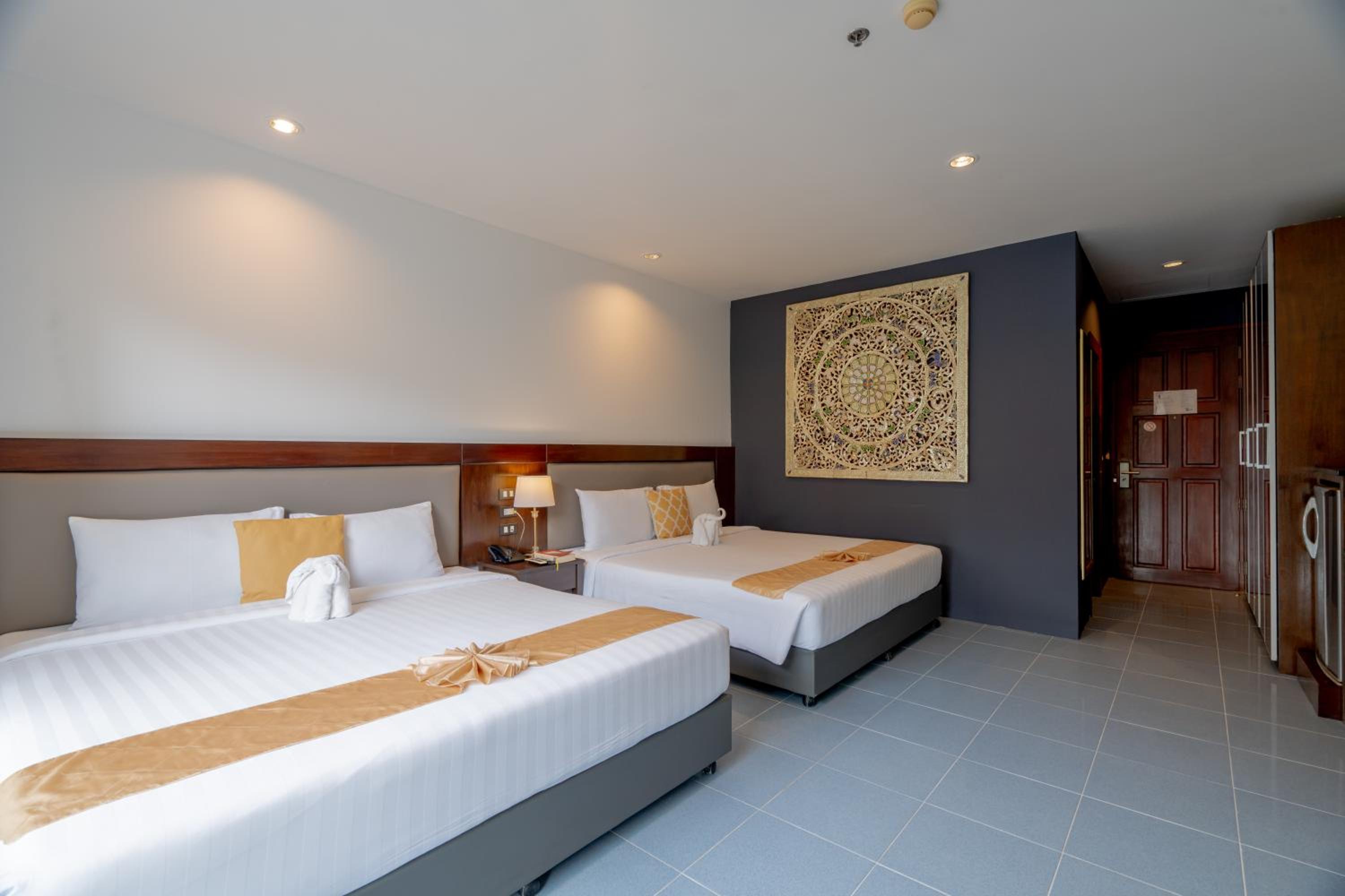 Signature Family Room with Pool Side photo 3