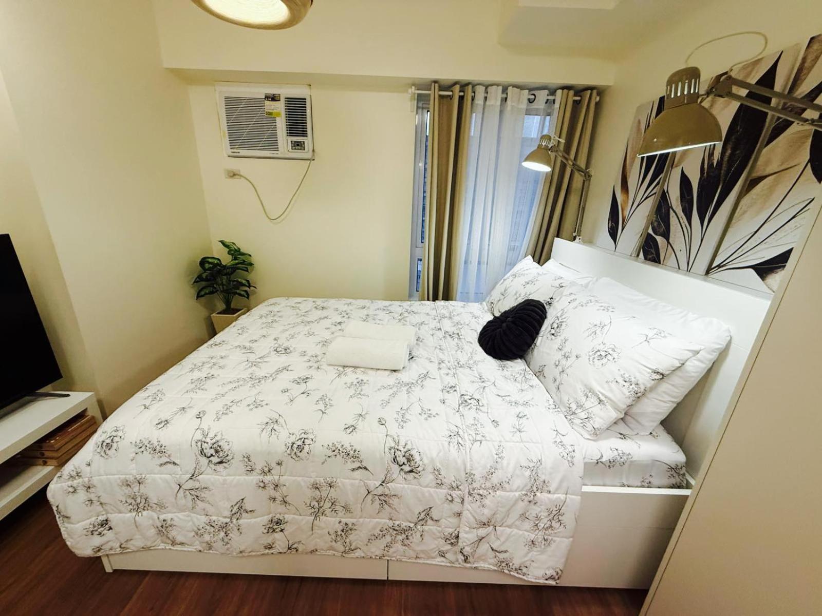 One-Bedroom Apartment with City View