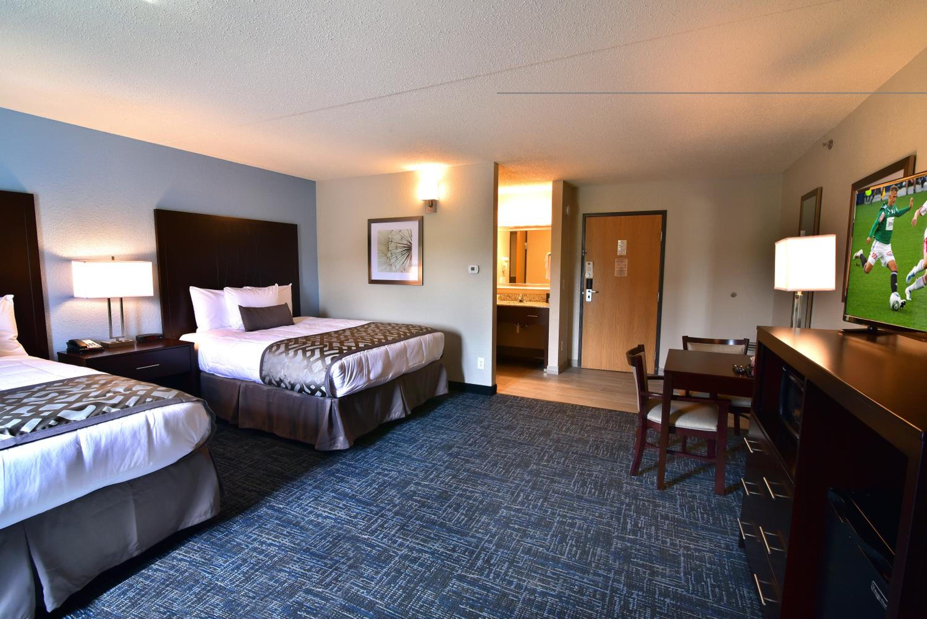 Queen Room with Two Queen Beds - Non-Smoking - Photo 4