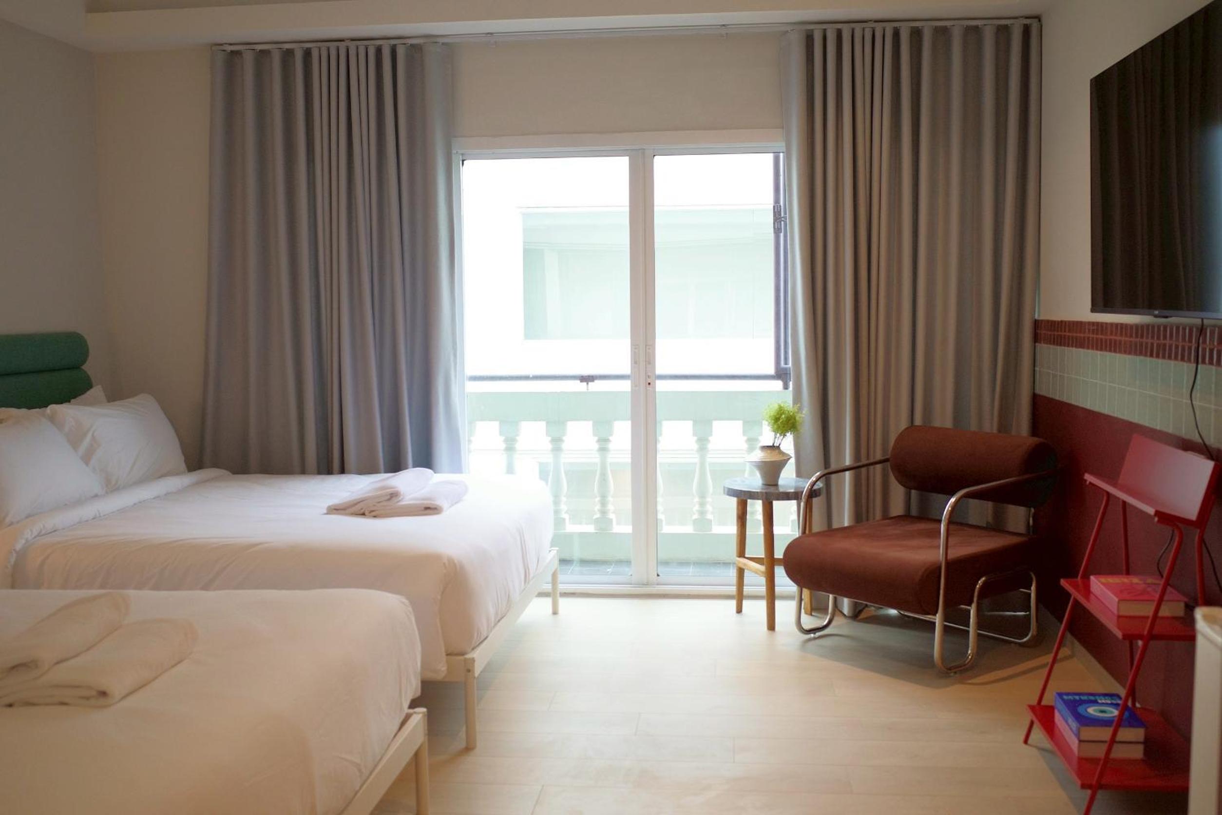 Design Deluxe room with 2 Queen Beds photo 2