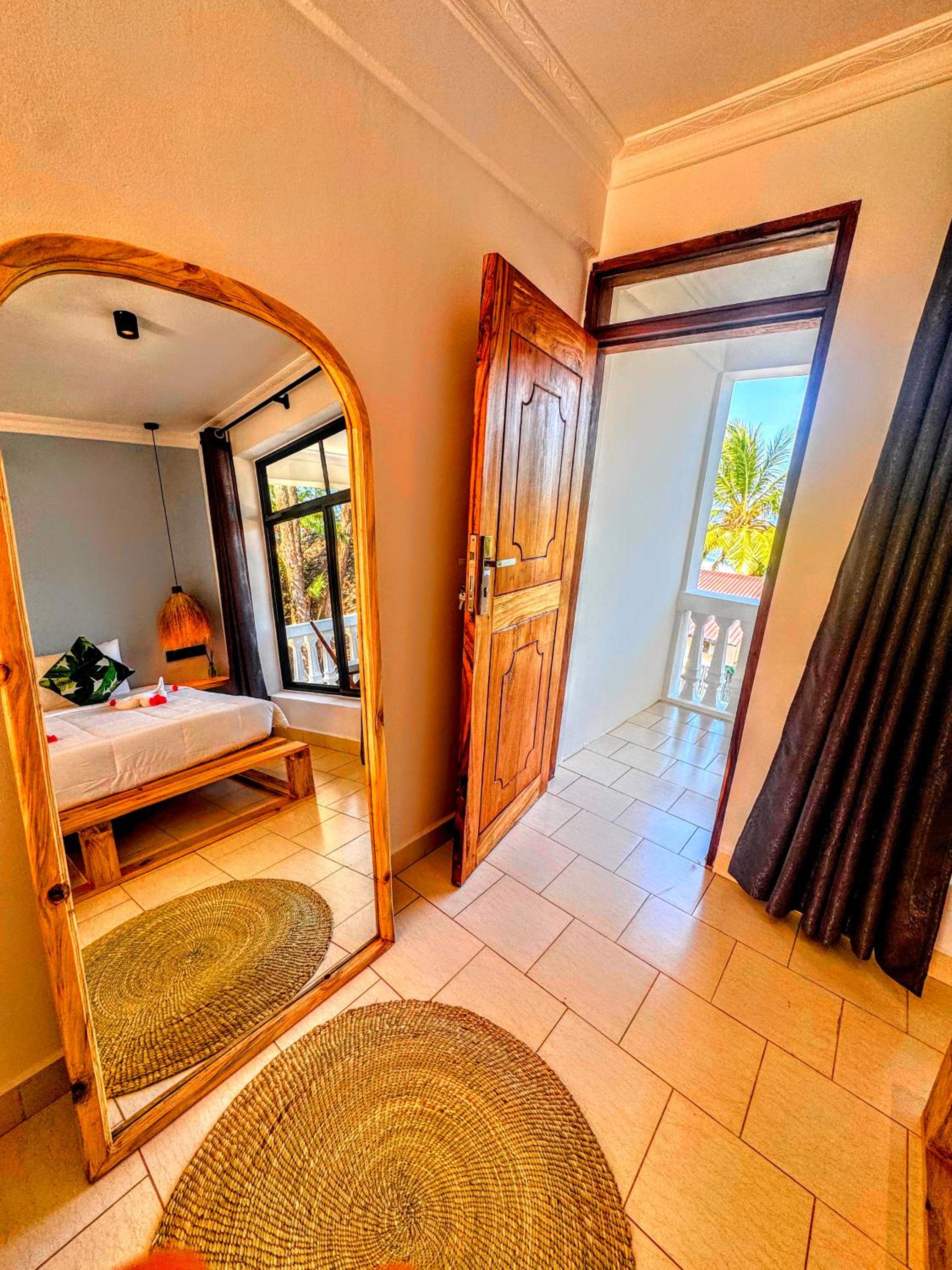 Deluxe Double Room with Sea View - Photo 10