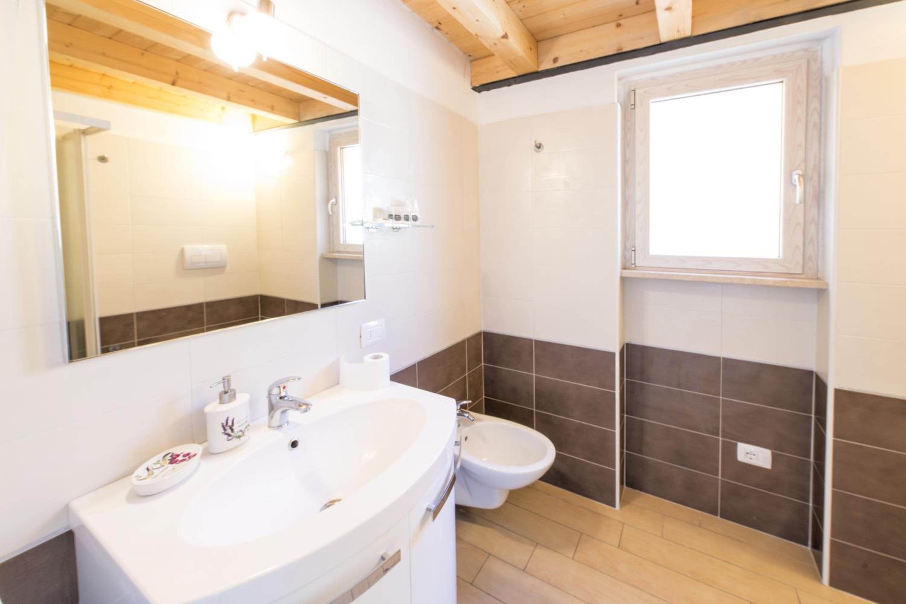 Two-Bedroom Apartment with Lake View - Split Level photo 2