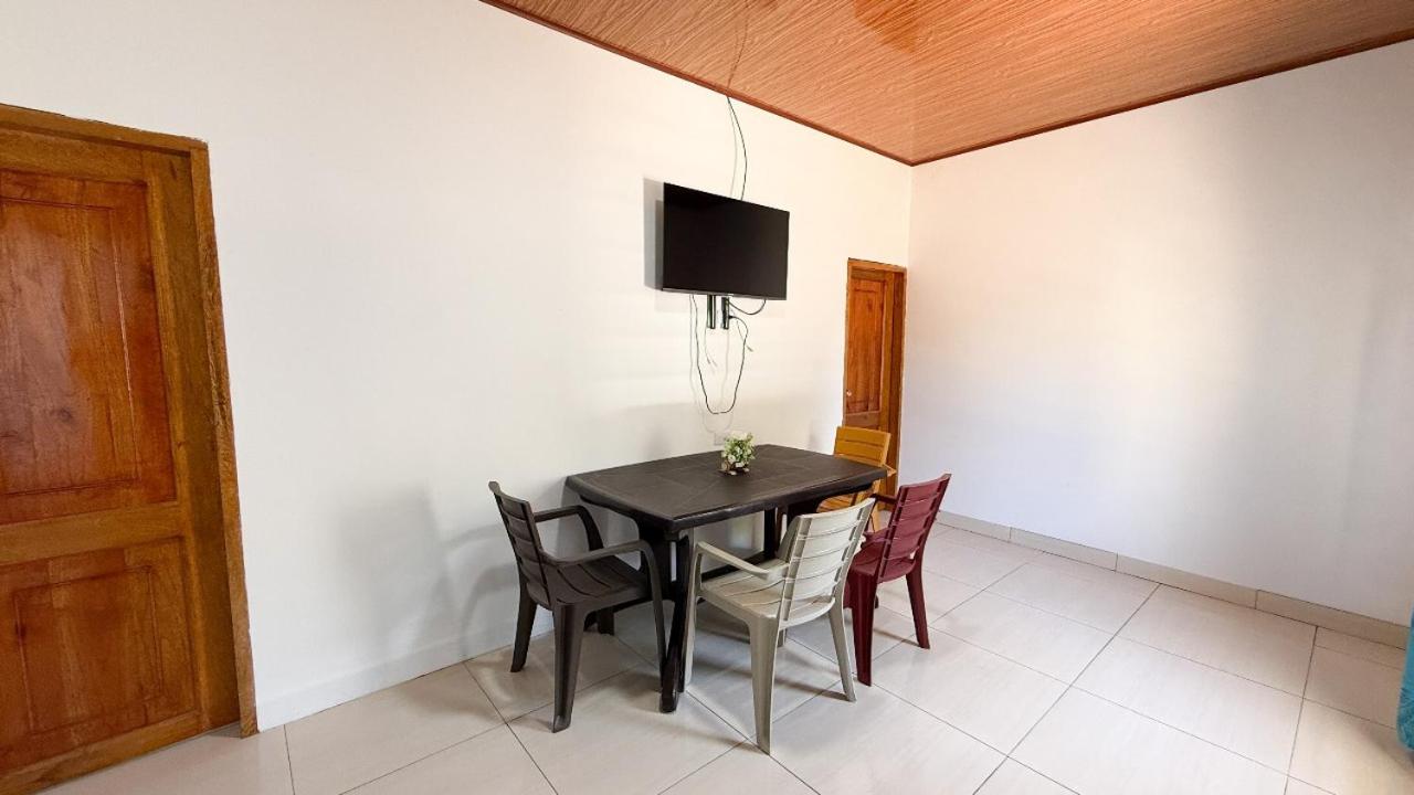 Family Room with Private Bathroom photo 3