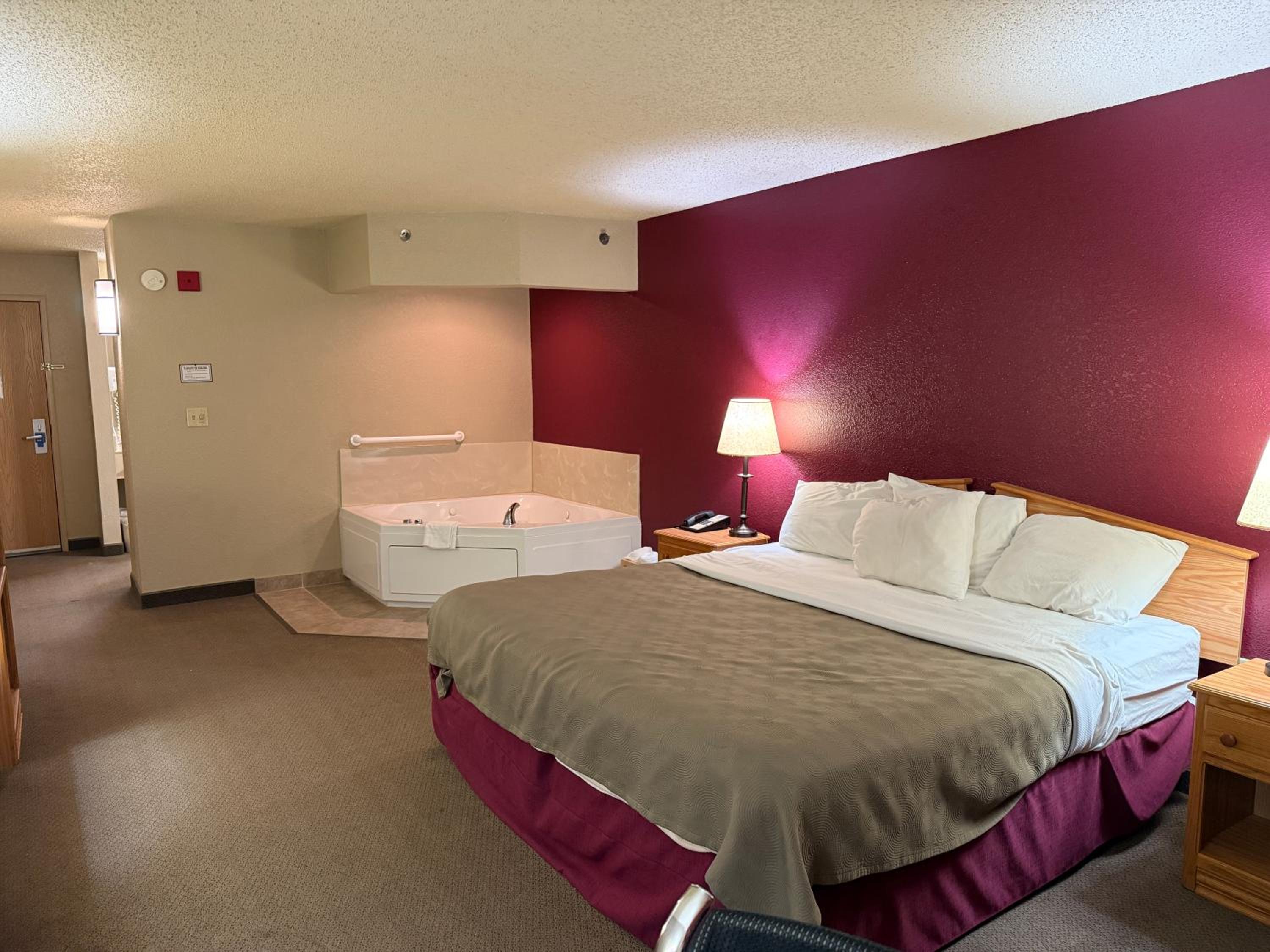 King Suite with Whirlpool - Non Smoking/Upper floor/Interior Hall