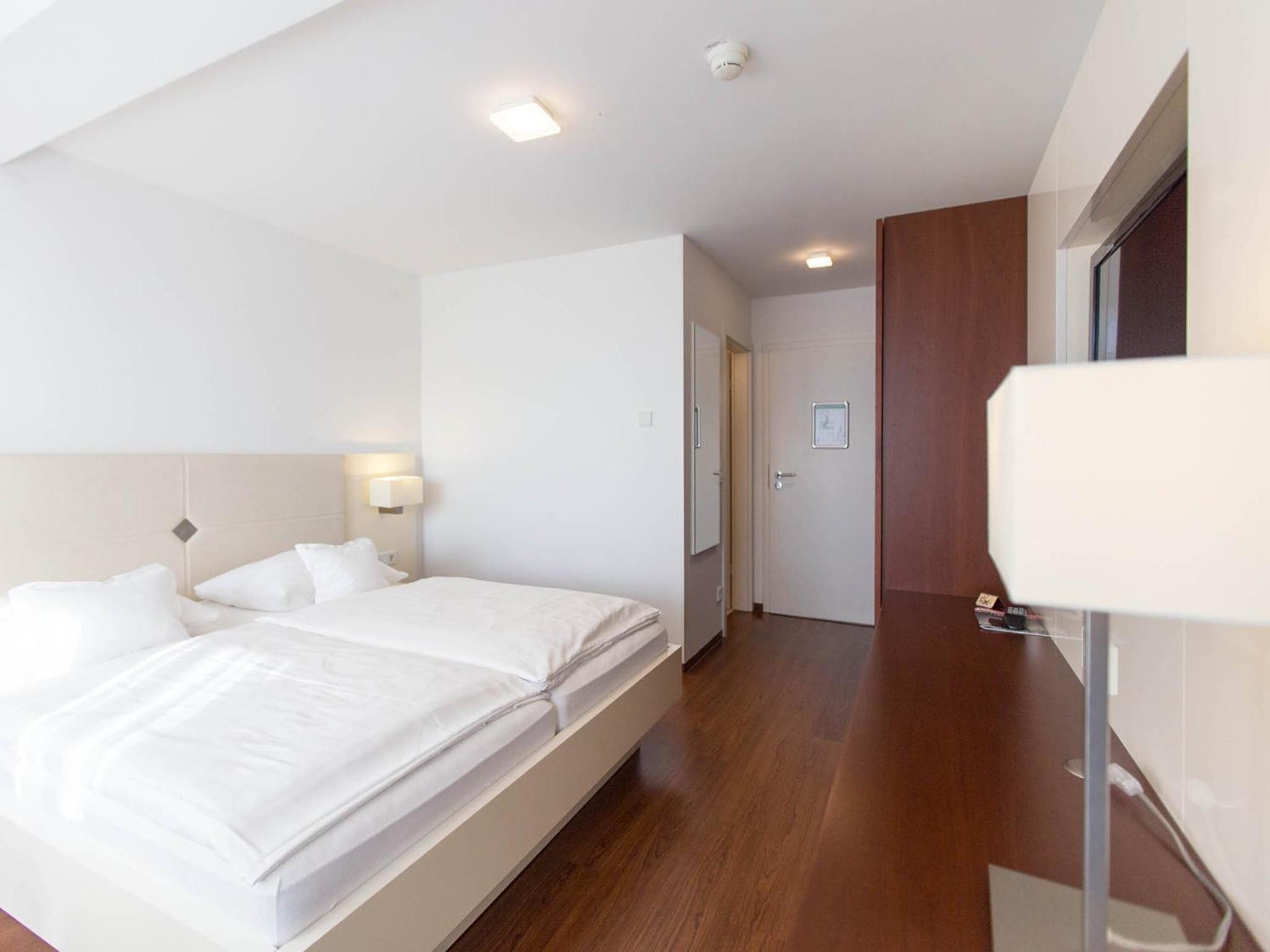 Double Room with Balcony and Lake View - Photo 4