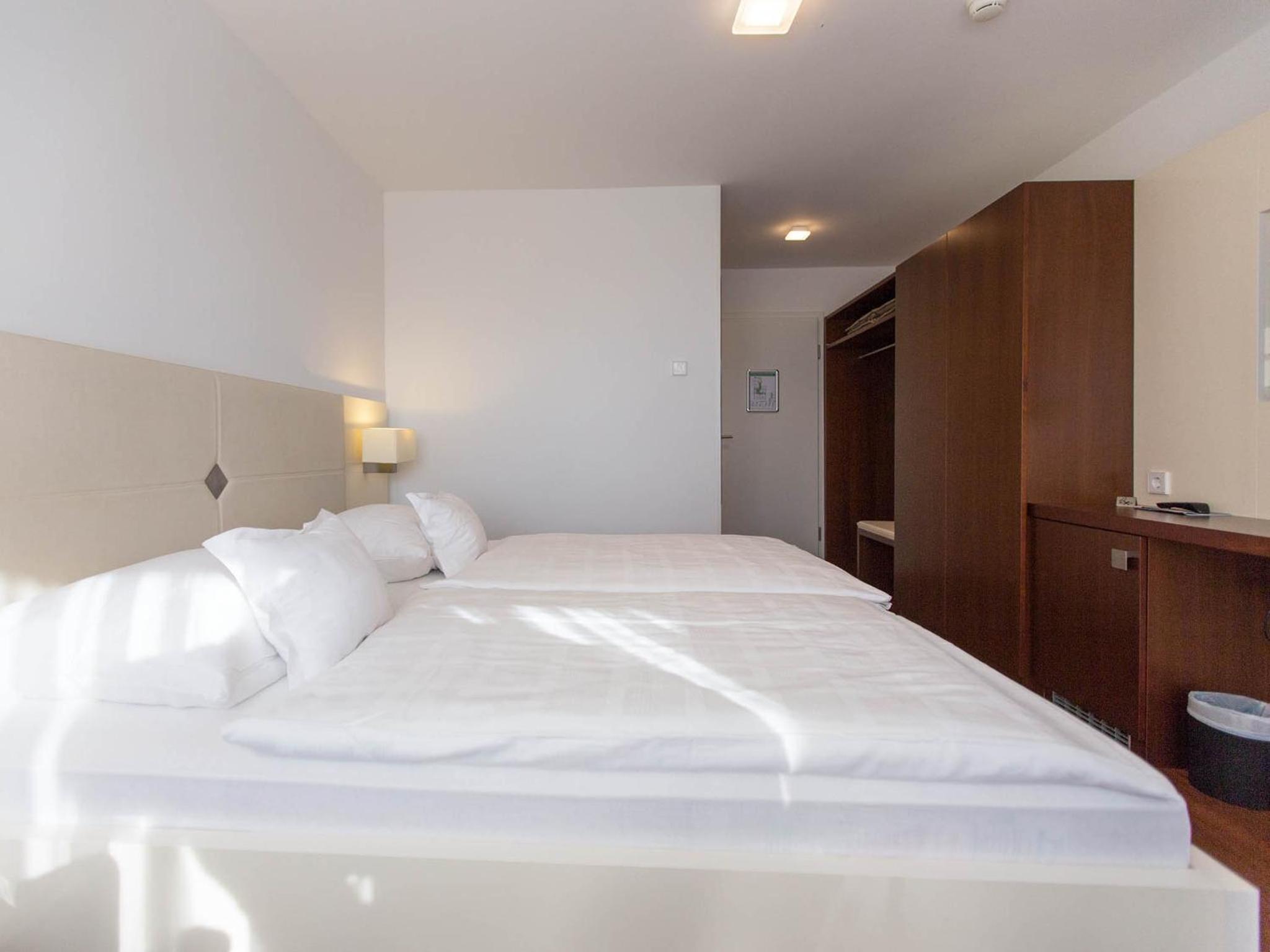Double Room with Balcony and Lake View - Photo 12