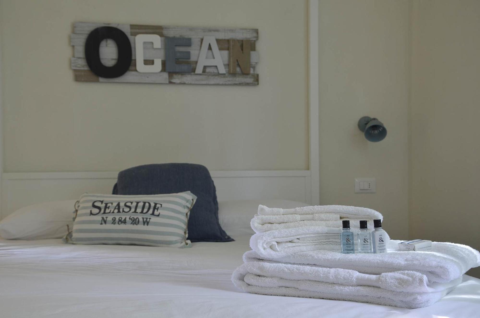 Deluxe King Room - Photo 3