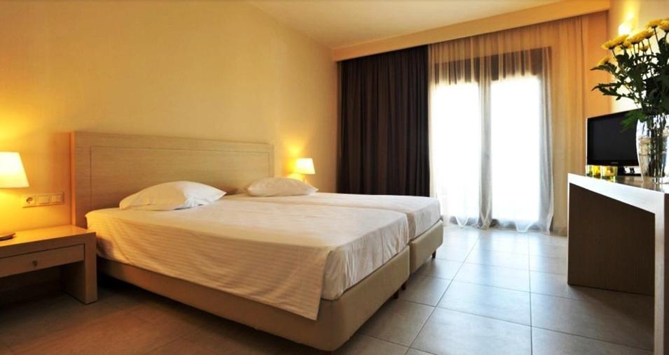 Double or Twin Room with Sea View photo 3