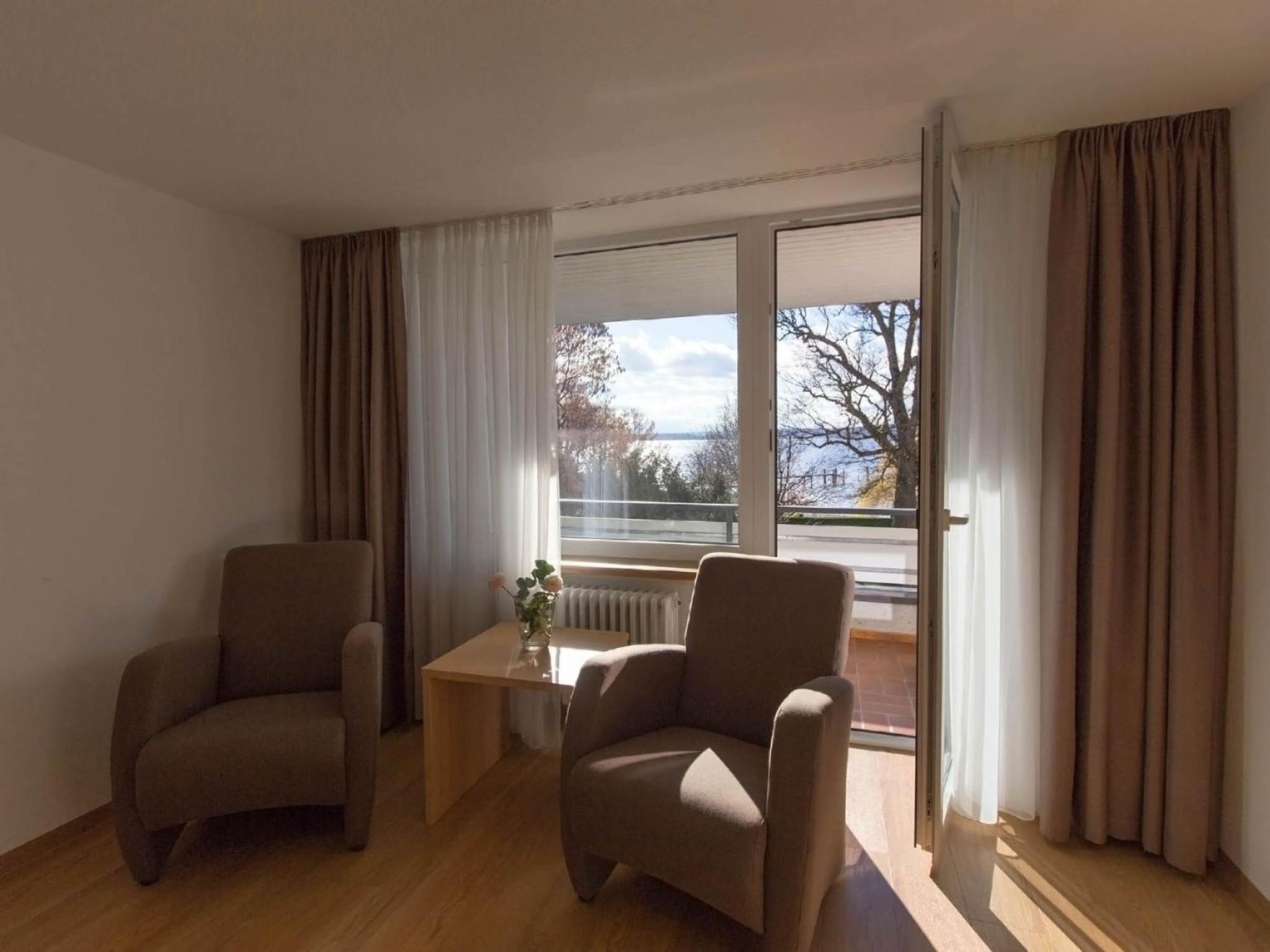 Family Room with Lake View - Photo 5