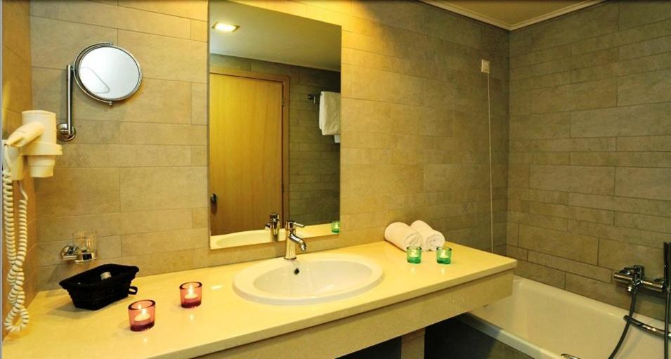 Double or Twin Room with Side Sea View photo 2