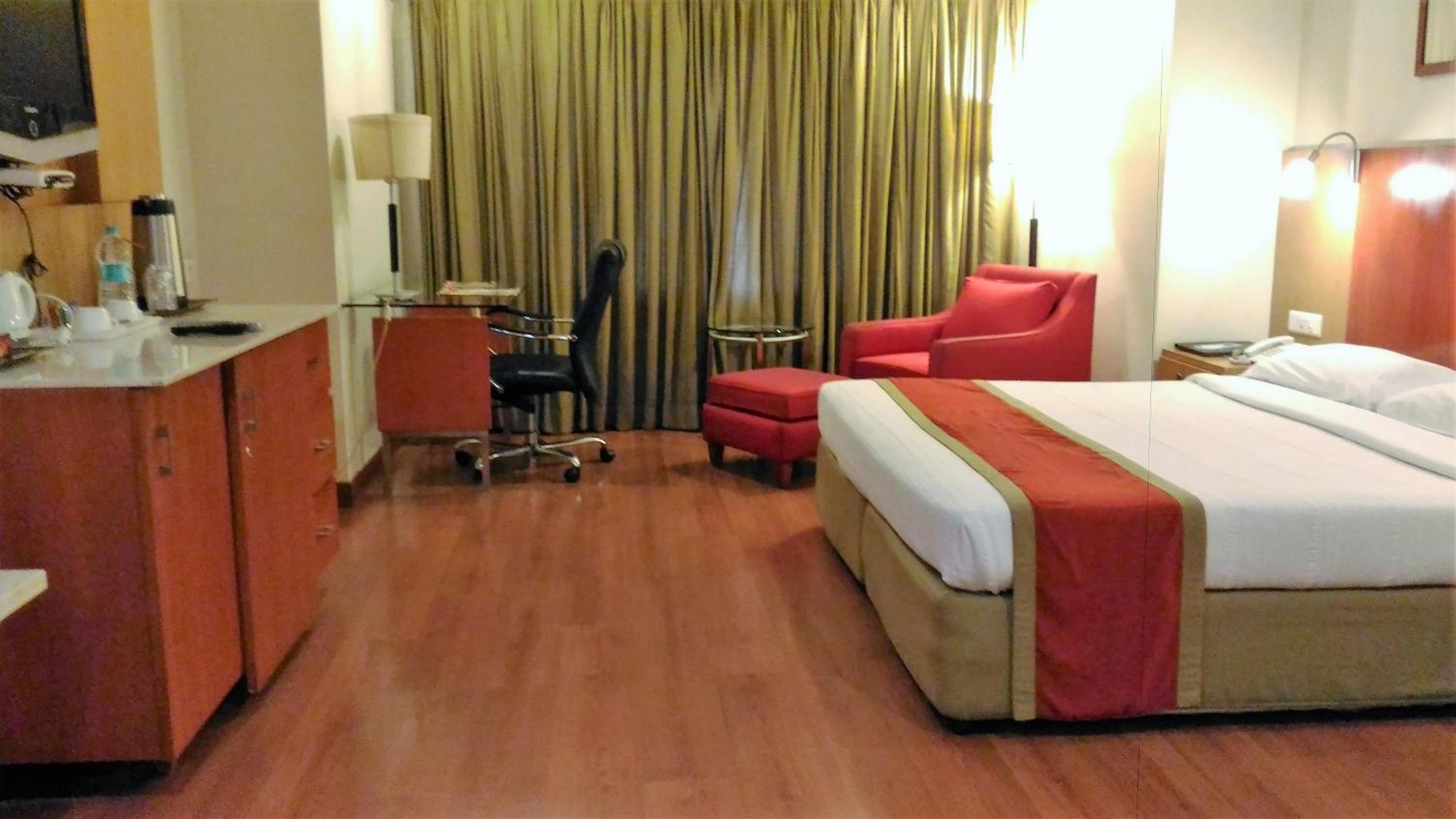 Deluxe Business Room - Photo 3