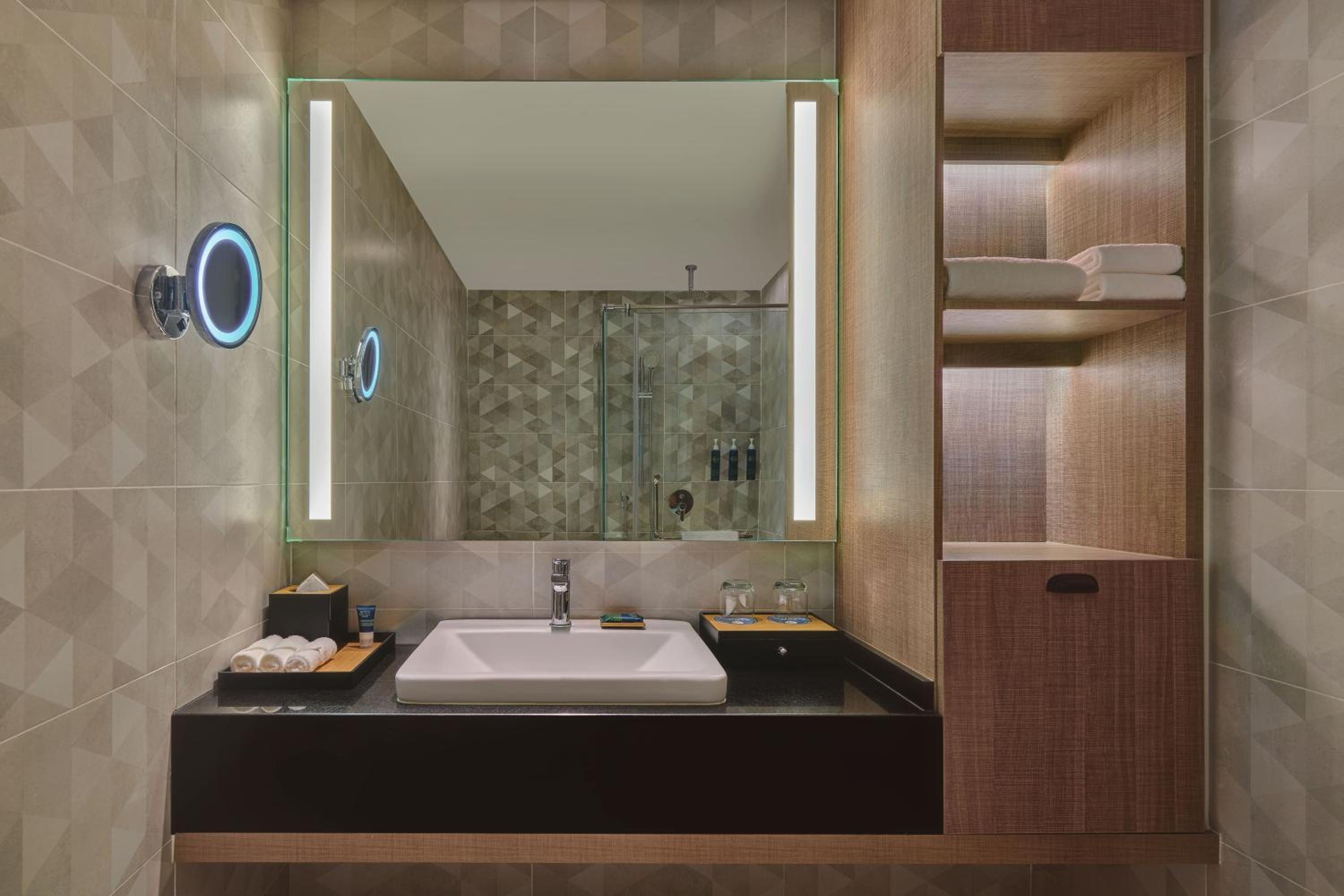 Junior King Suite with Balcony - Photo 4