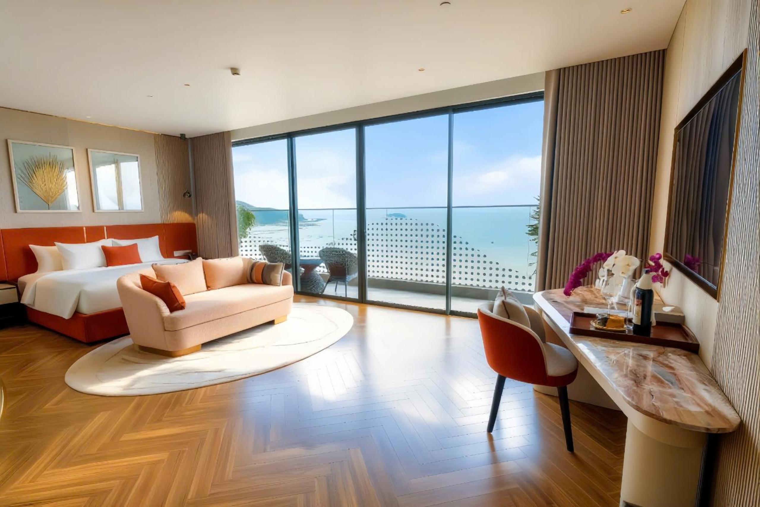 Deluxe Suite-One King Bed,Sea View